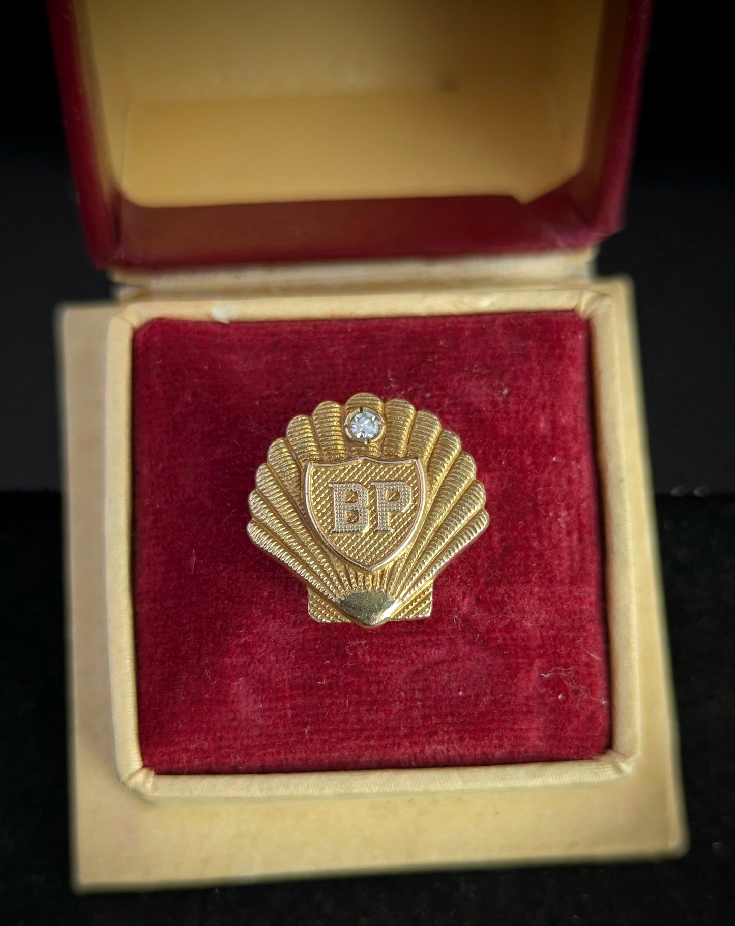 Vintage BP Shell 9ct gold and Diamond stud brooch, lapel pin