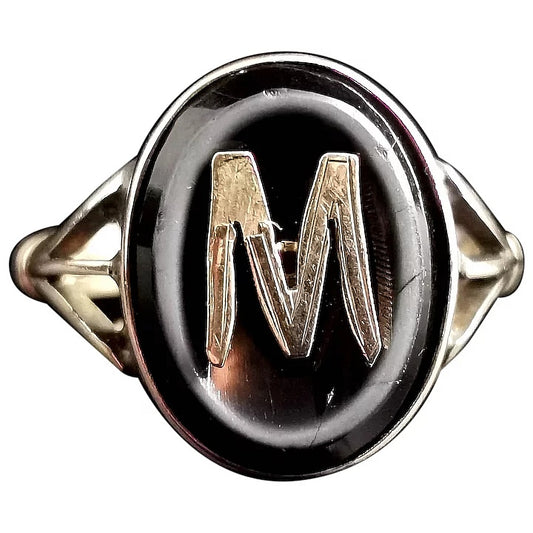 Victorian mourning ring, initial M, 9ct gold, Banded agate