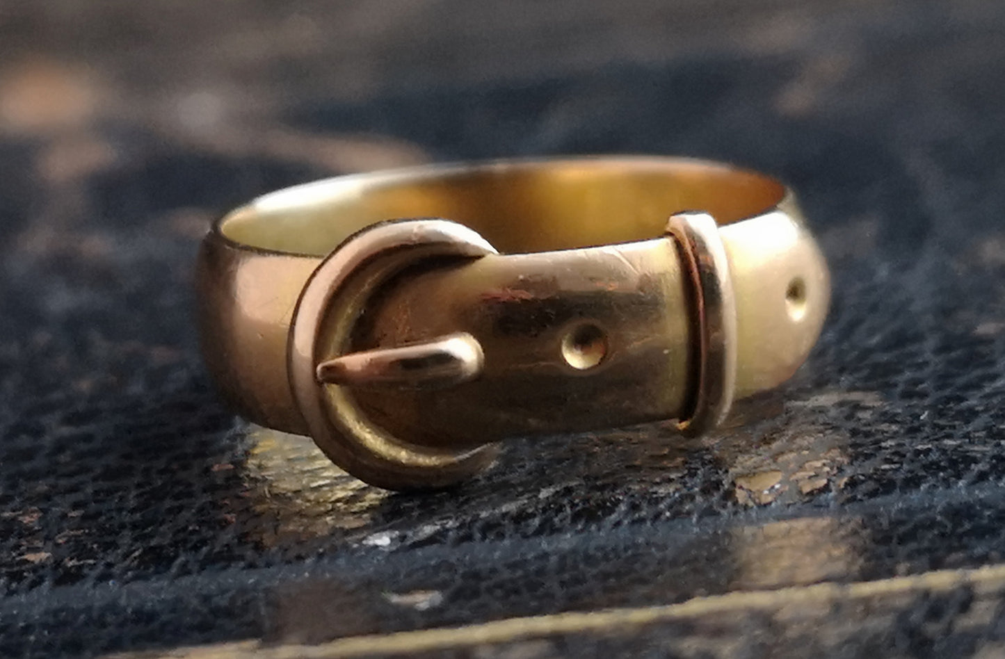 Antique Victorian 18ct gold buckle ring