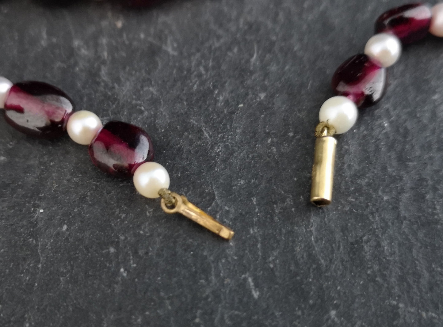 Vintage garnet and cultured pearl necklace, 9ct gold clasp