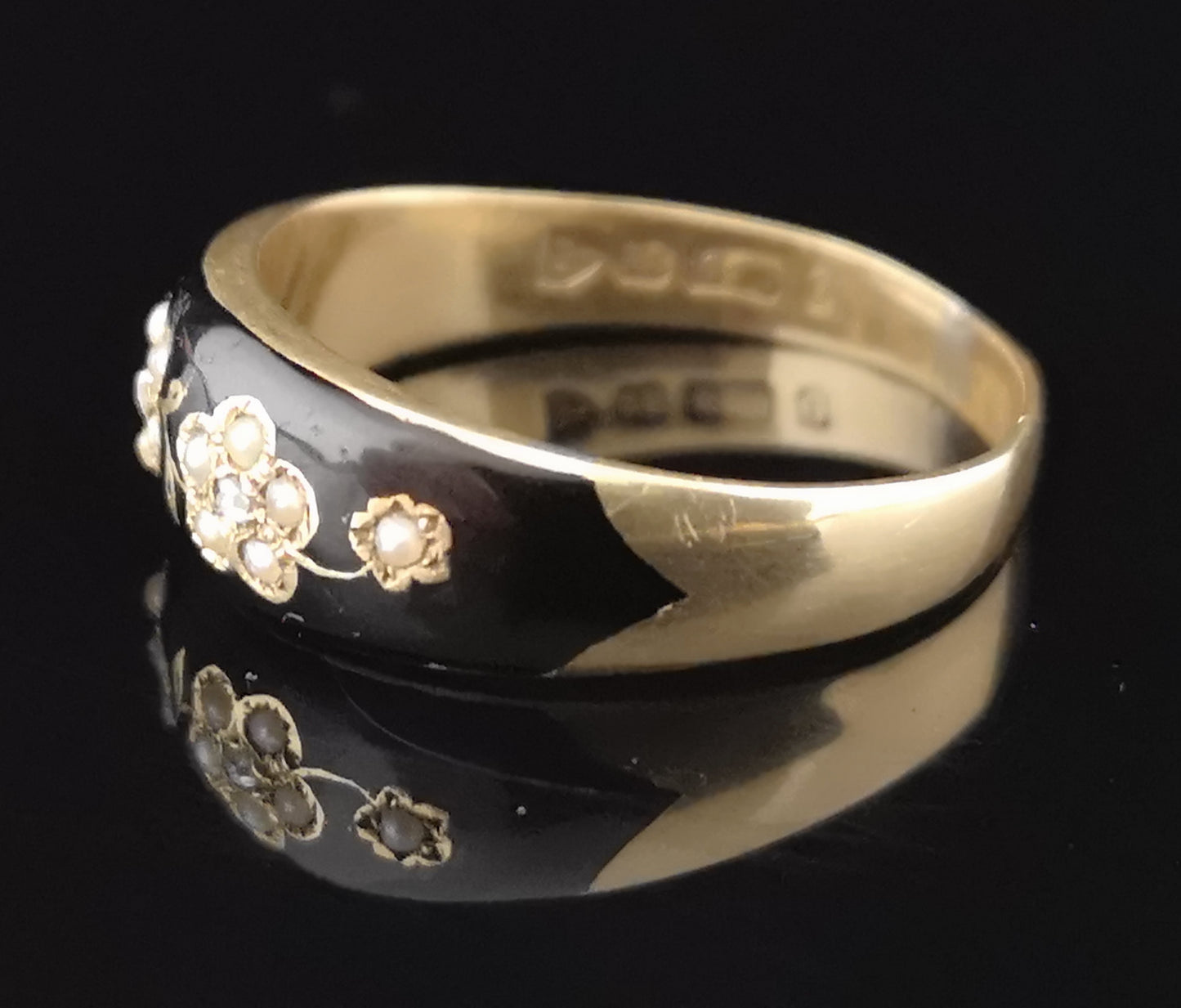 Victorian 15ct gold mourning ring, black enamel, diamond and pearl