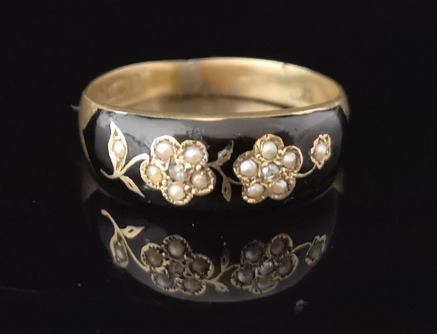 Victorian 15ct gold mourning ring, black enamel, diamond and pearl