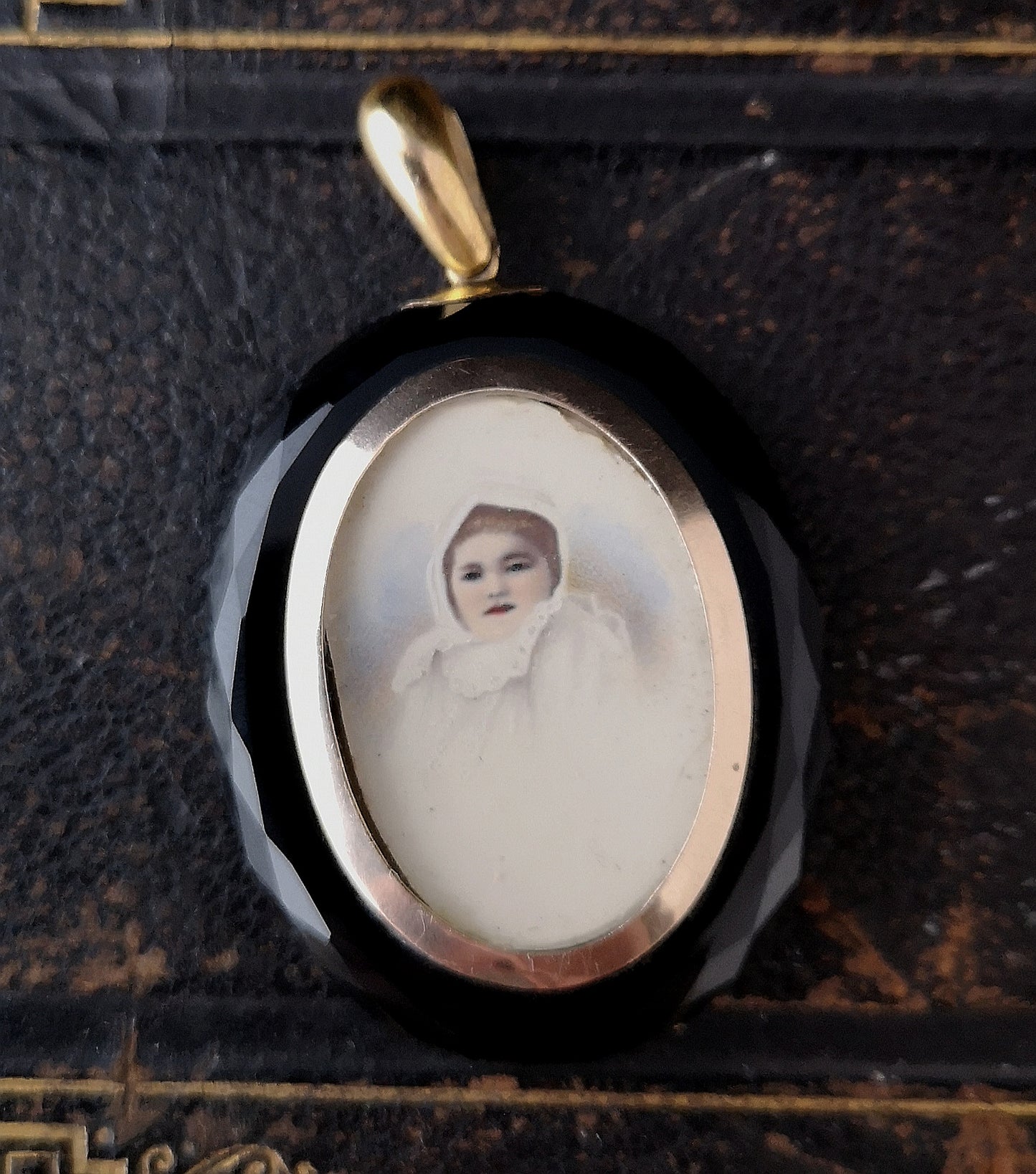 Victorian gold mourning locket, Onyx and pearl
