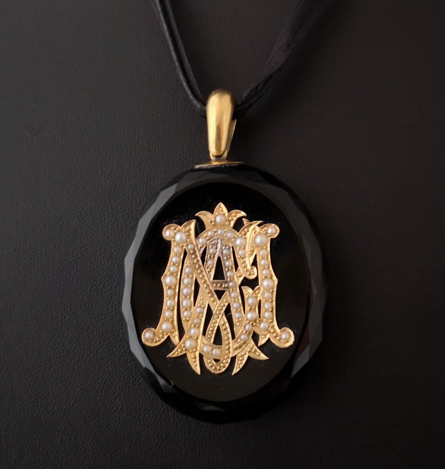 Victorian gold mourning locket, Onyx and pearl