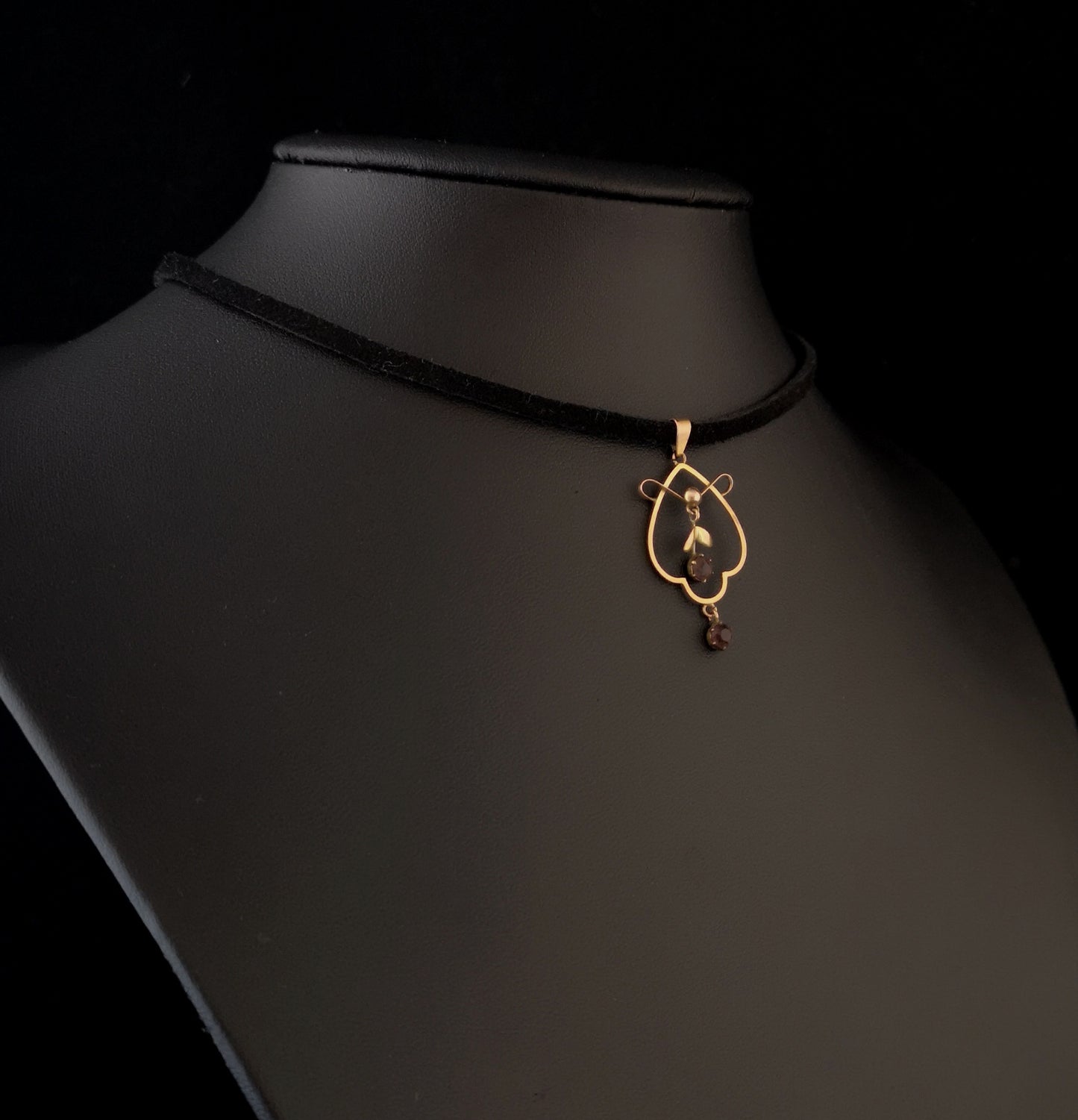 Art Nouveau gold lavalier pendant, Amethyst