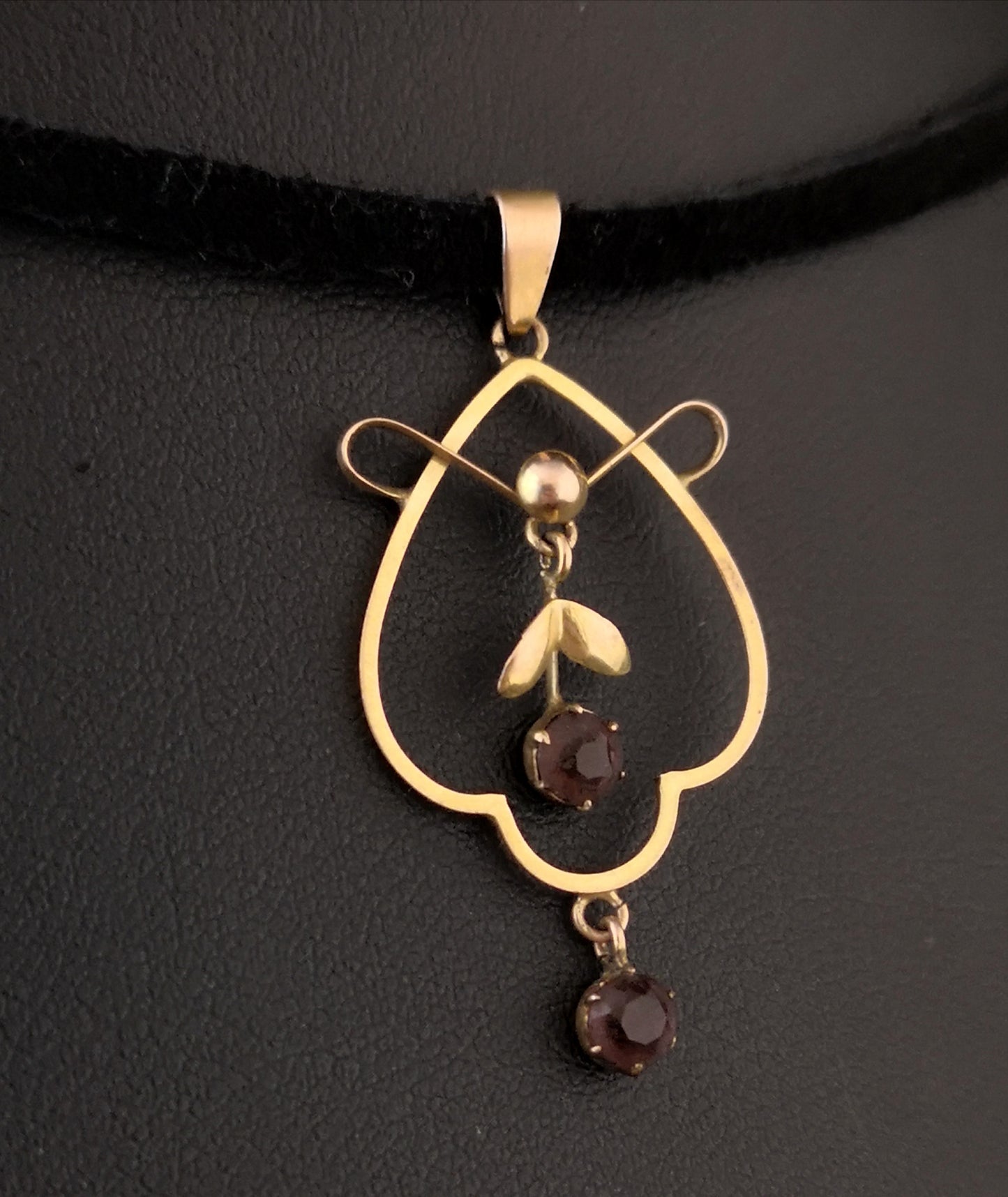 Art Nouveau gold lavalier pendant, Amethyst