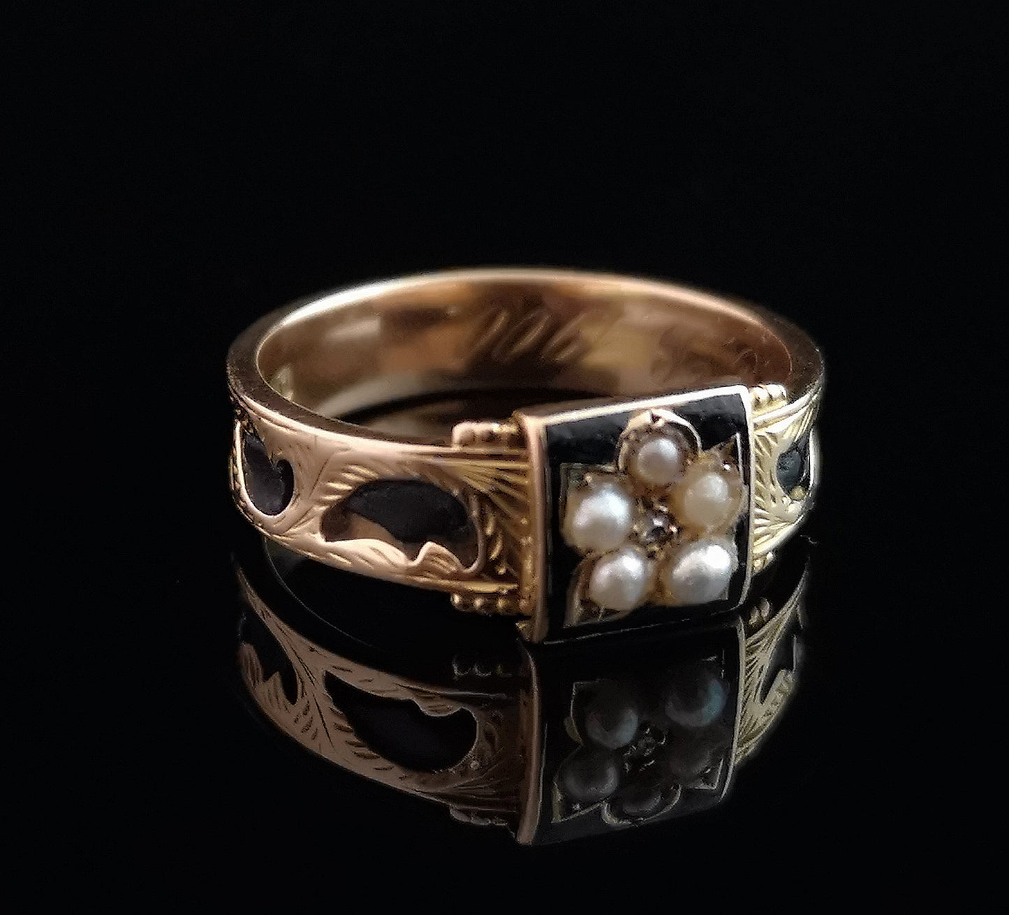 Antique mourning ring, 15ct gold, diamond and pearl