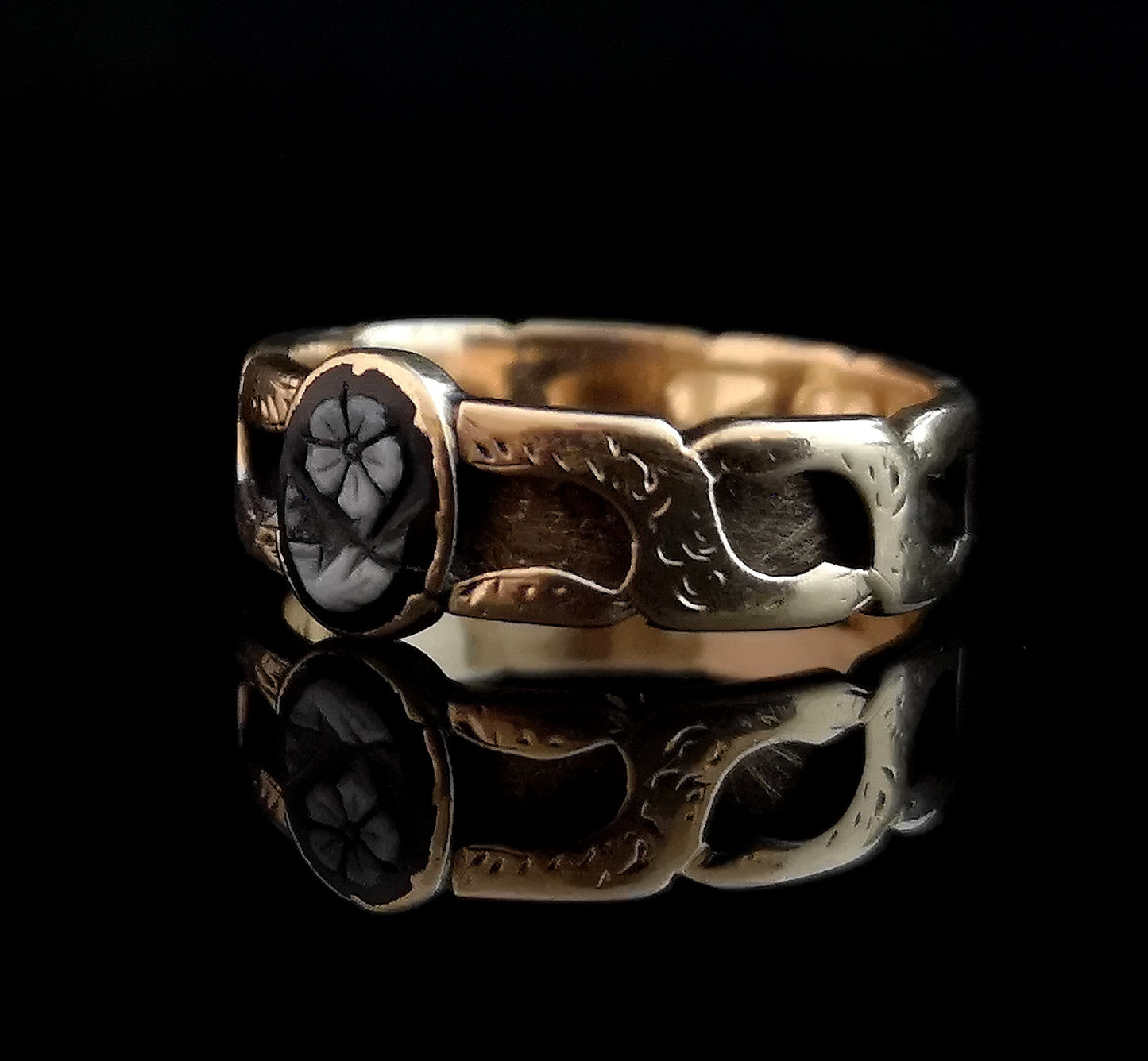Antique Victorian mourning ring, 12ct gold, Sardonyx