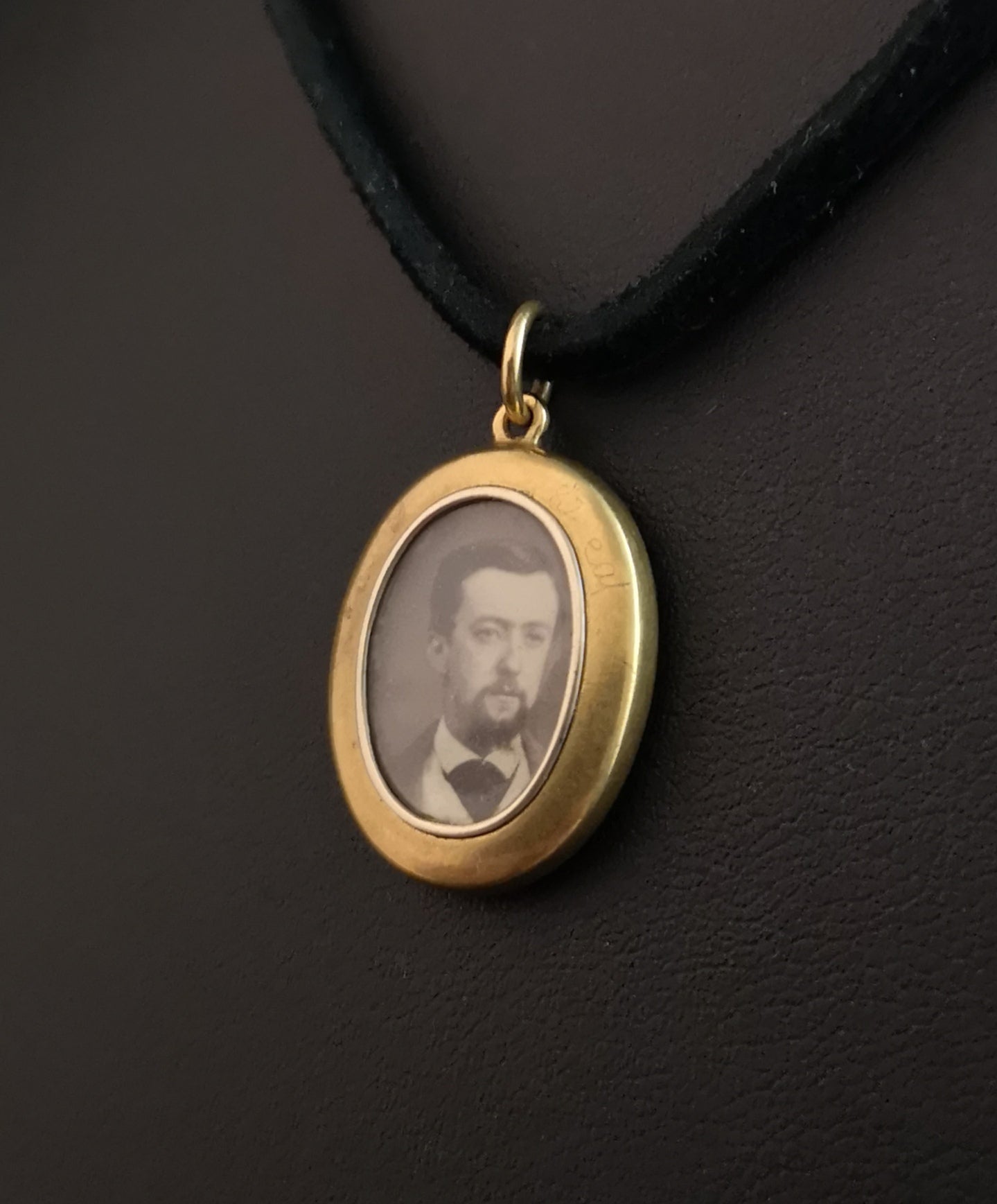 Victorian 15ct gold and blue enamel locket pendant
