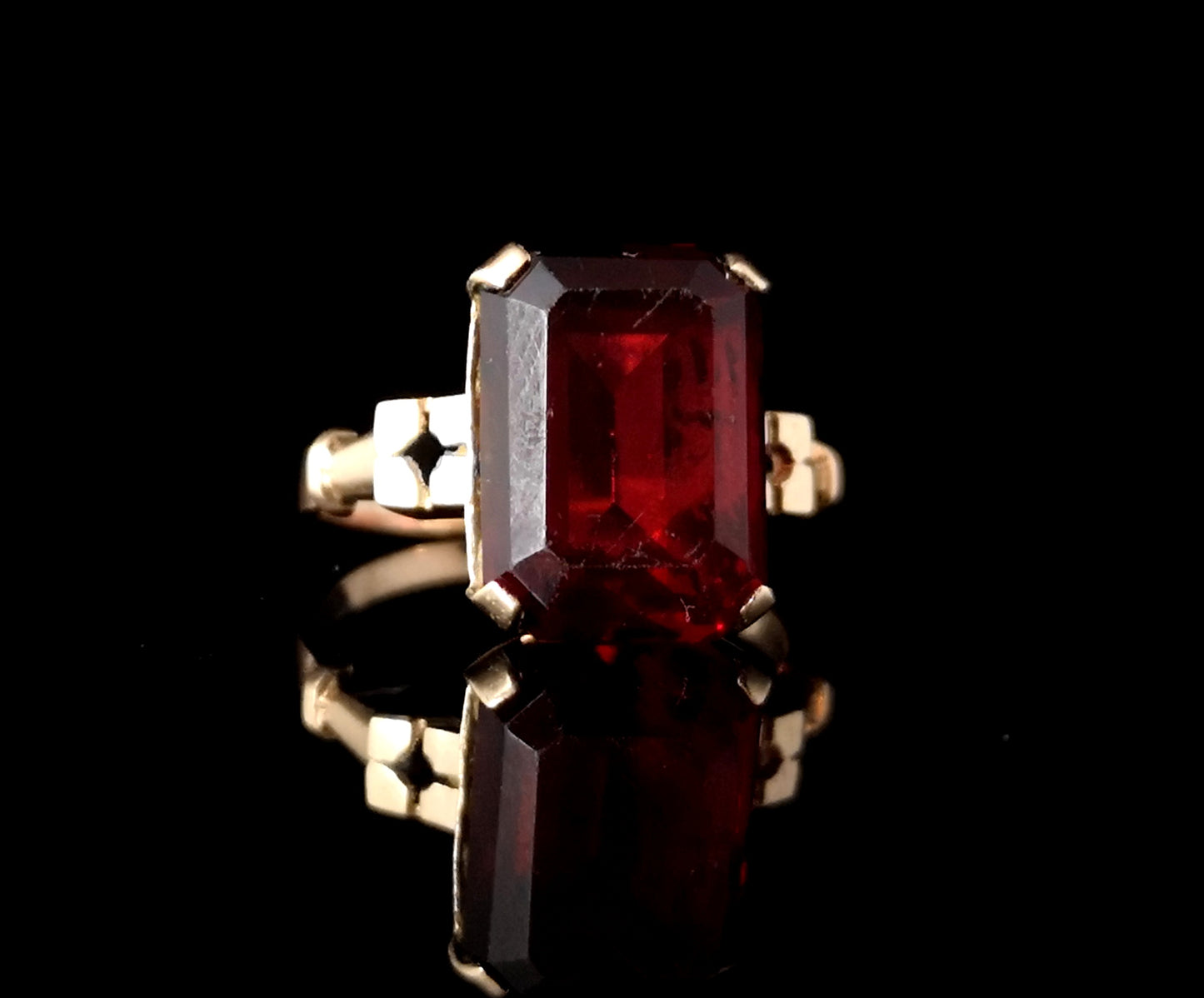Vintage Art Deco 9ct gold ring, red paste stone