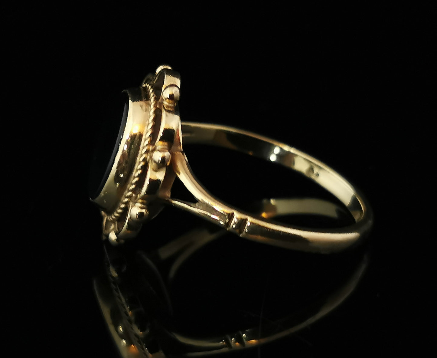 Vintage 9ct gold and Onyx cocktail ring