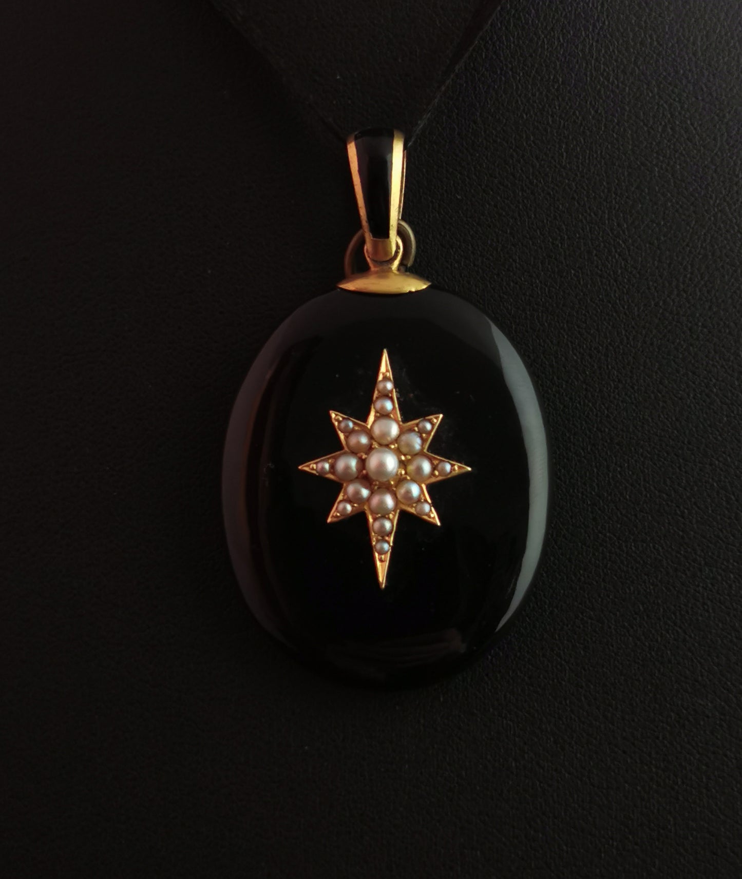 Victorian Onyx mourning locket, 15ct gold, pearl star