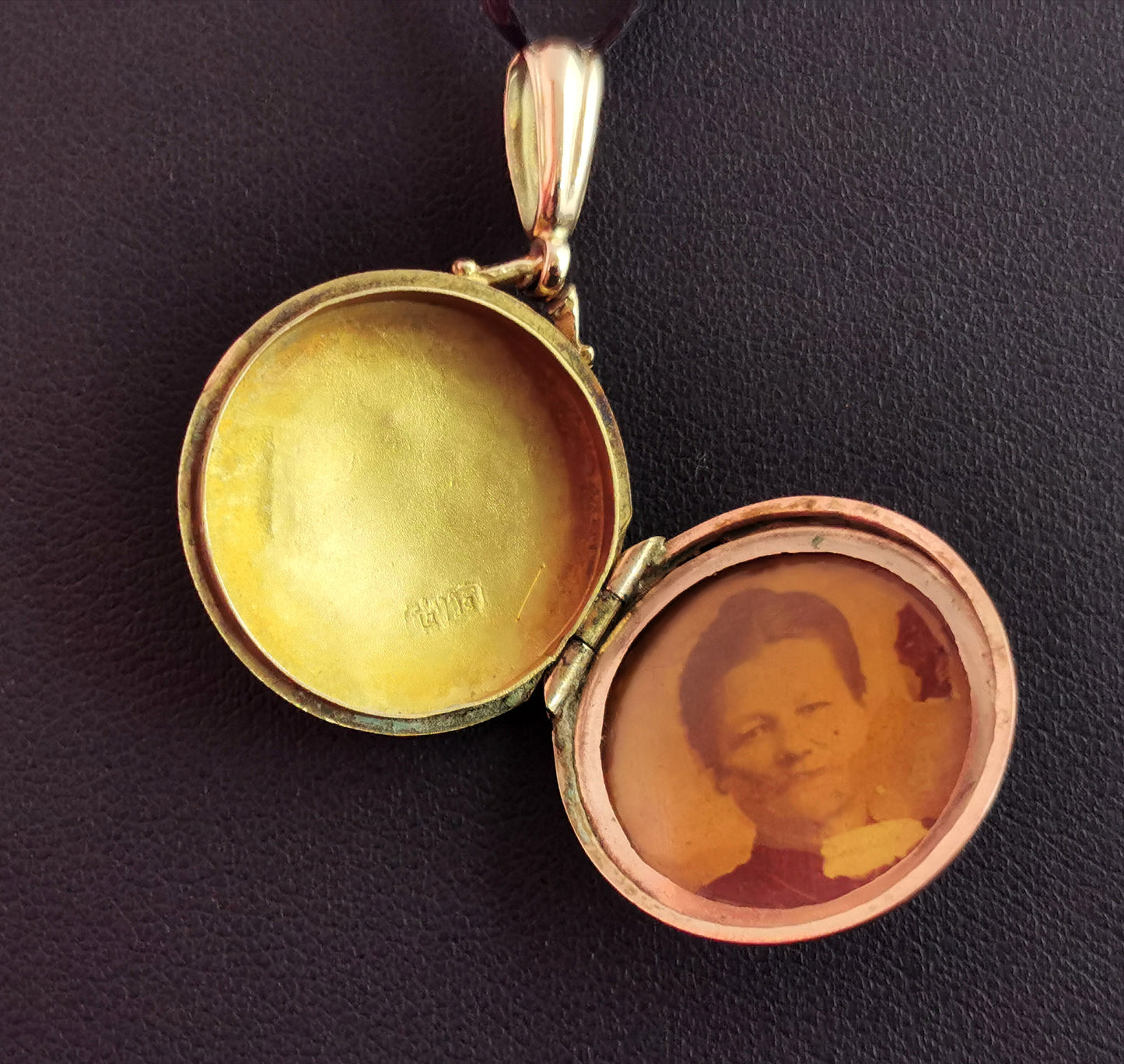 Antique 9ct gold locket pendant, 1910s