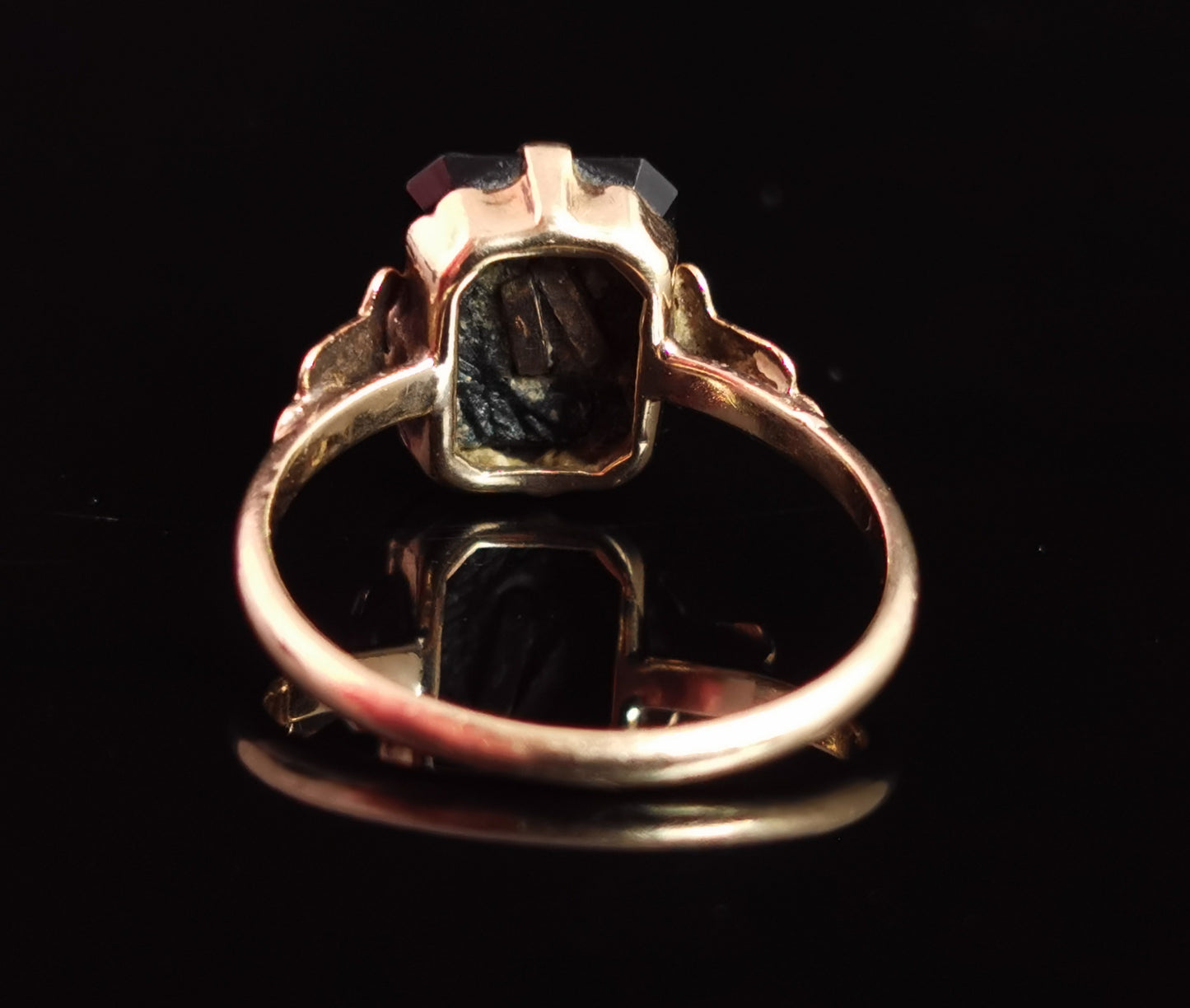 Antique Victorian mourning ring, initial M, onyx and 9ct gold