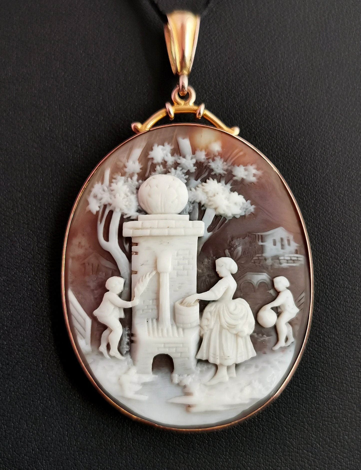 Victorian cameo pendant, 9ct gold, Children and garden