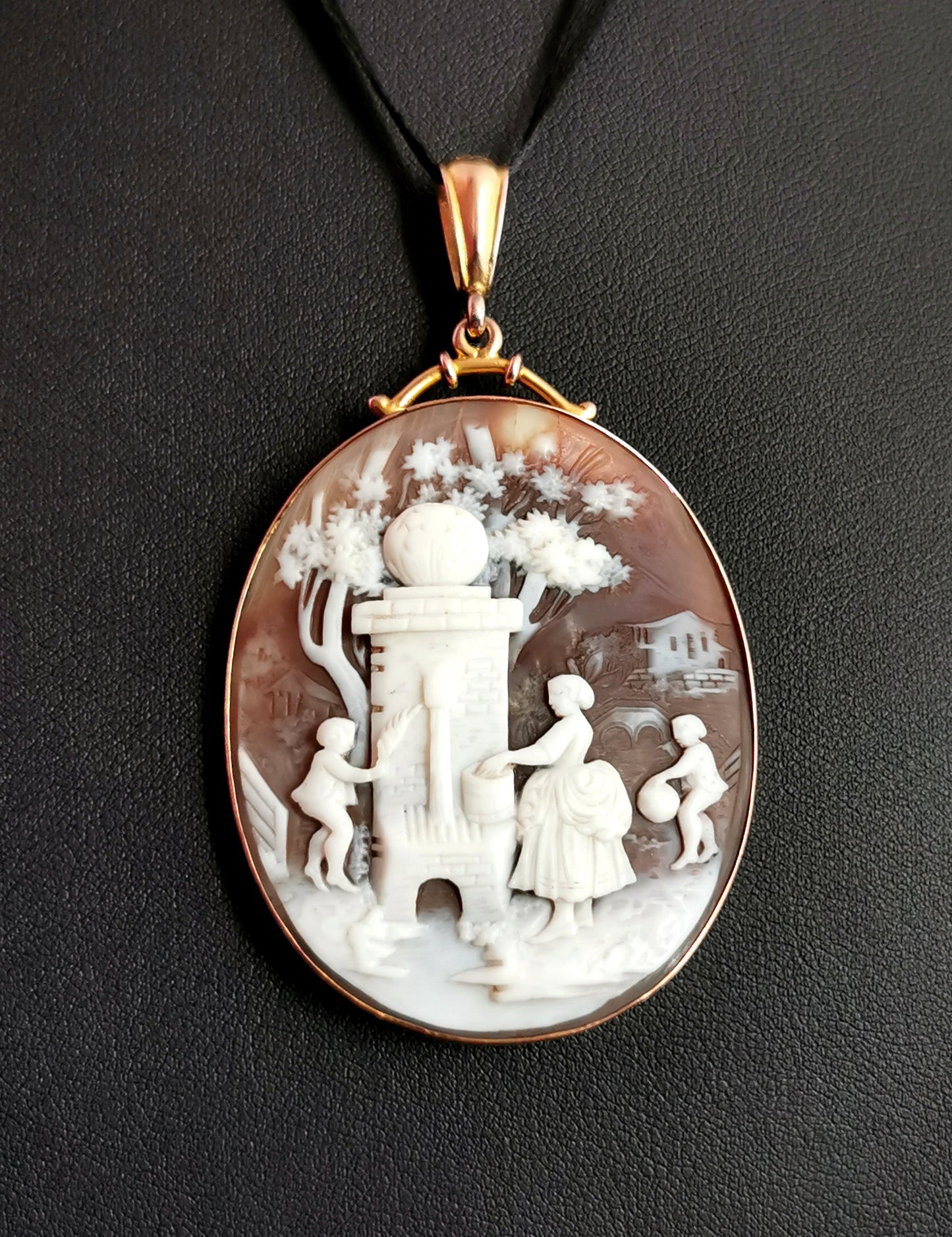 Victorian cameo pendant, 9ct gold, Children and garden