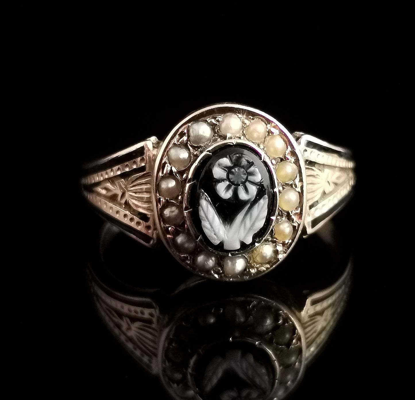 Victorian mourning ring, 15ct gold, Black enamel and seed pearl, Agate forget me not