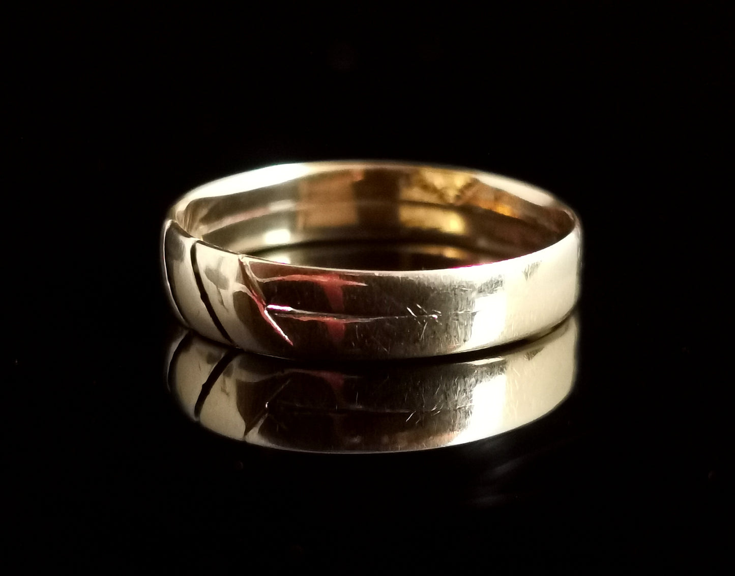 Antique Victorian 18ct gold band ring engraved