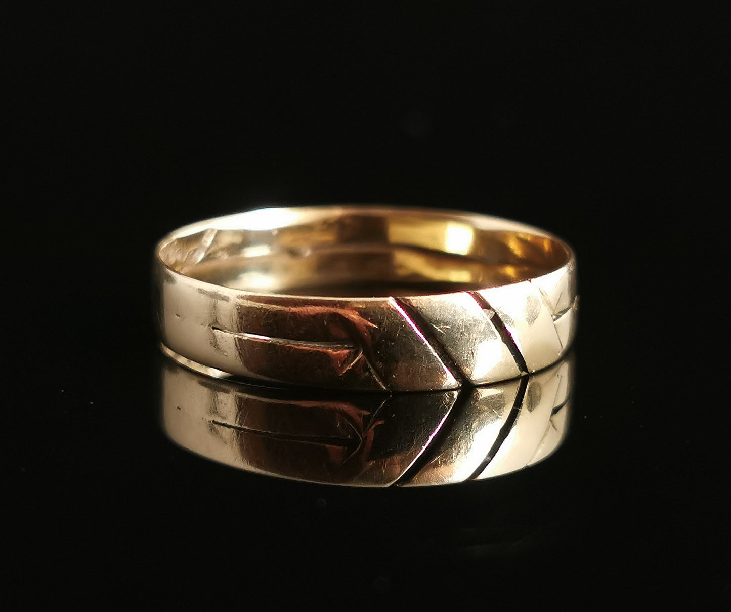 Antique Victorian 18ct gold band ring engraved