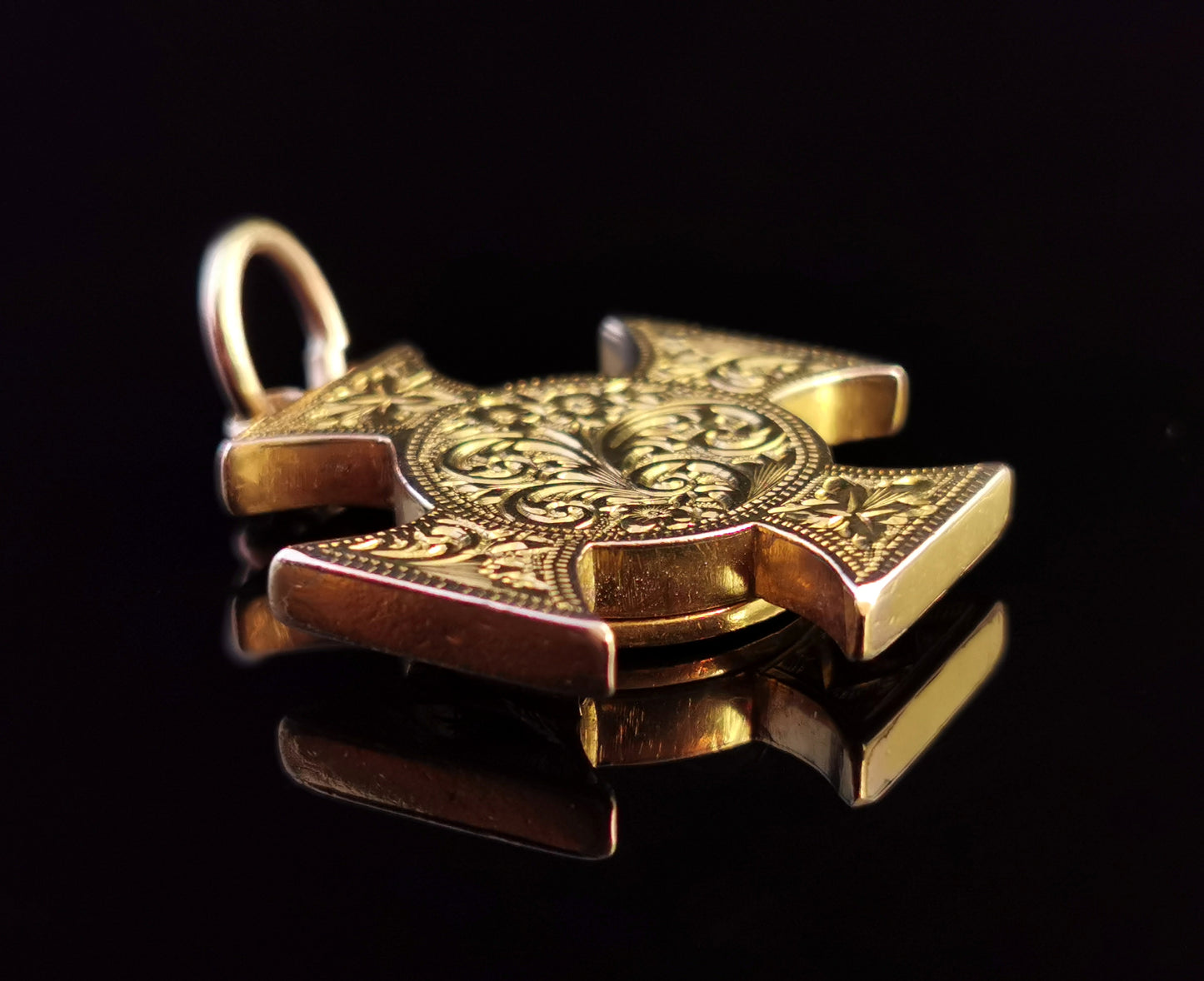 Victorian 9ct gold Maltese Cross locket, bloodstone pendant