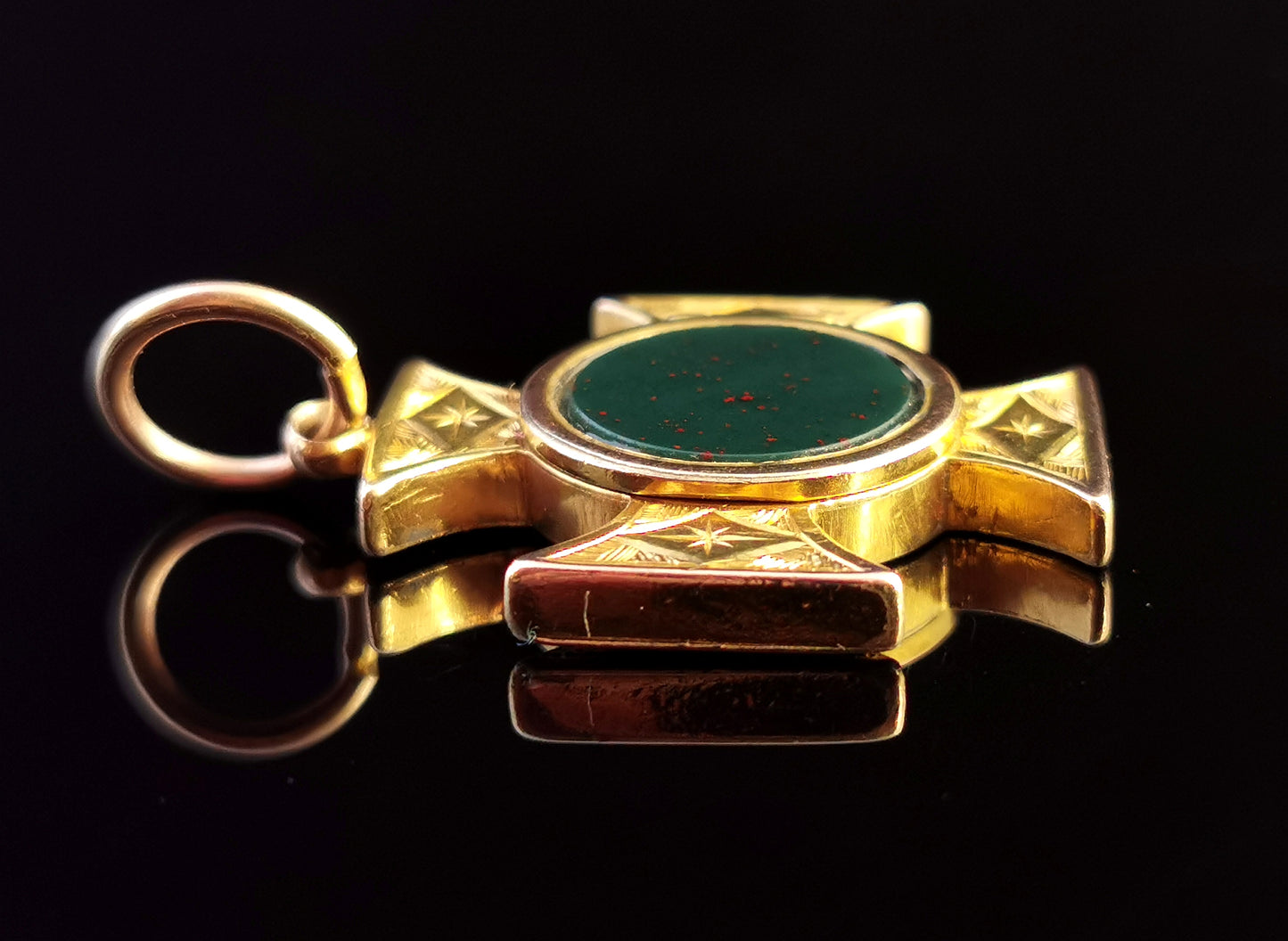 Victorian 9ct gold Maltese Cross locket, bloodstone pendant