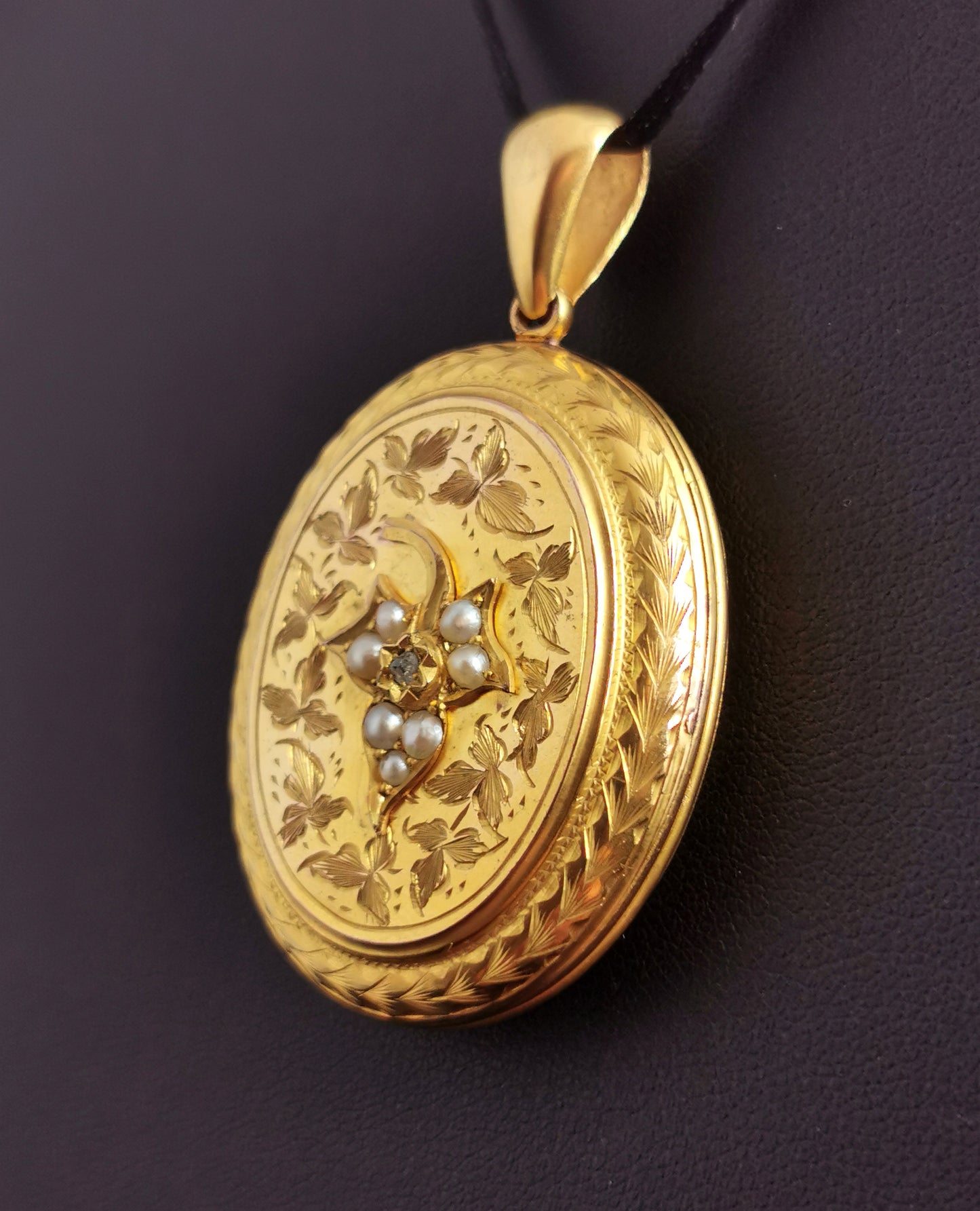 Antique Victorian 18ct gold mourning locket, Diamond and pearl, Ivy leaf