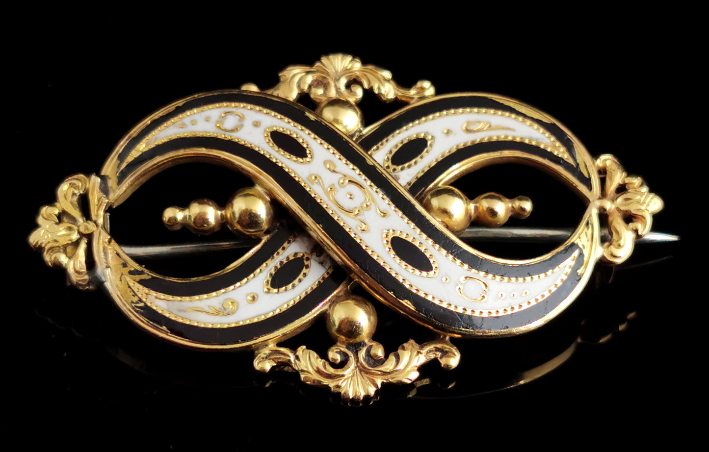Antique Victorian Mourning brooch, 15ct gold, Black and white enamel