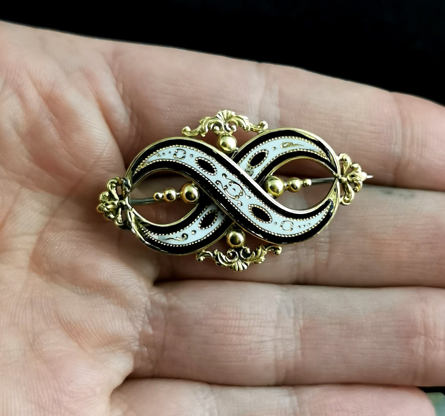 Antique Victorian Mourning brooch, 15ct gold, Black and white enamel