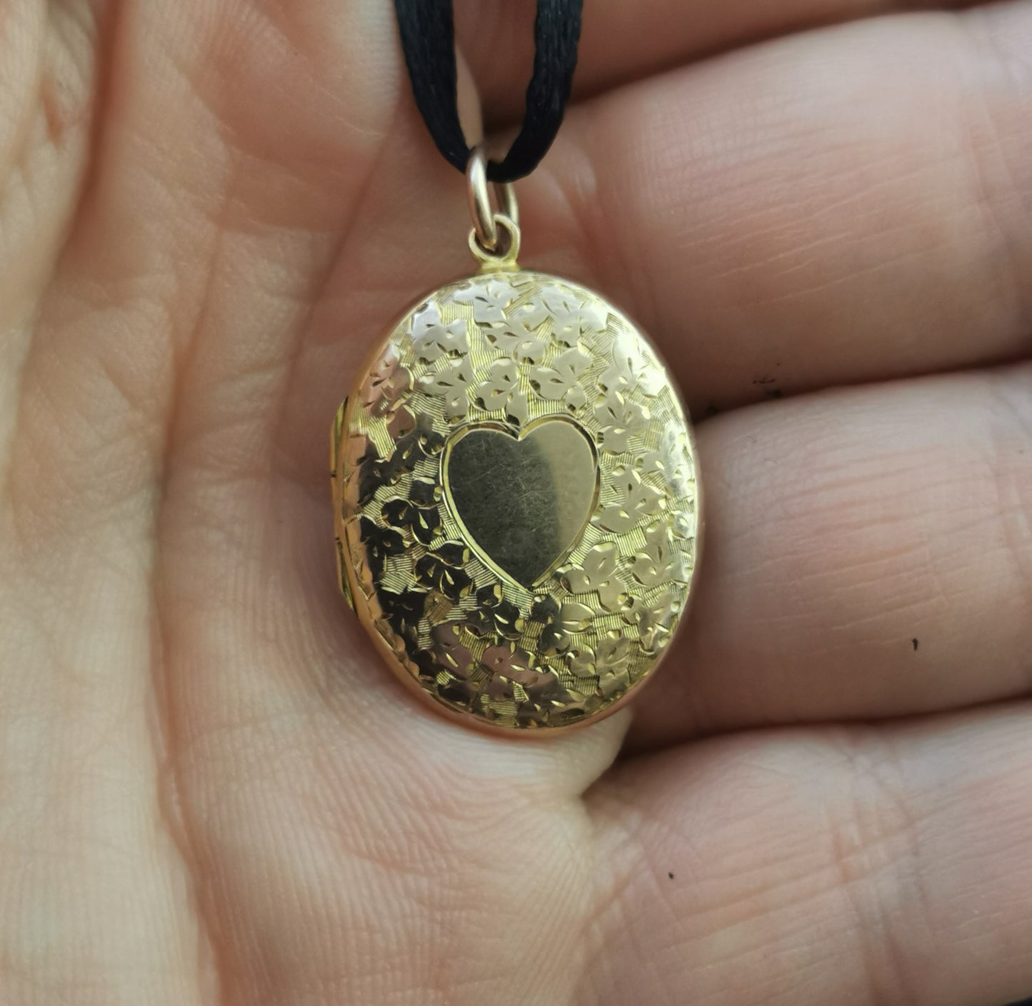 Antique 9ct gold locket pendant, heart, engraved