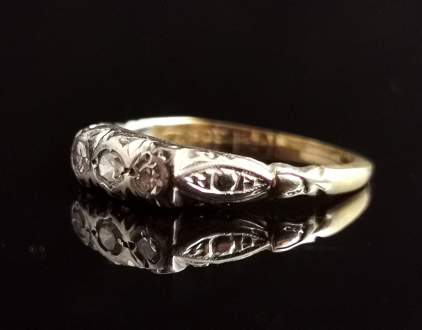Art Deco three stone diamond ring, 18ct gold and platinum