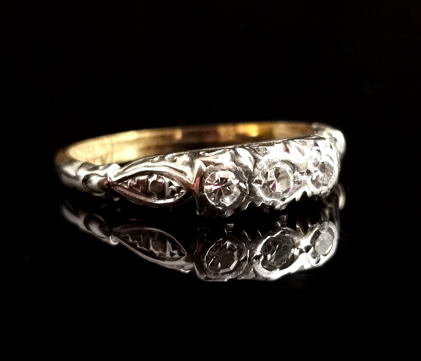 Art Deco three stone diamond ring, 18ct gold and platinum