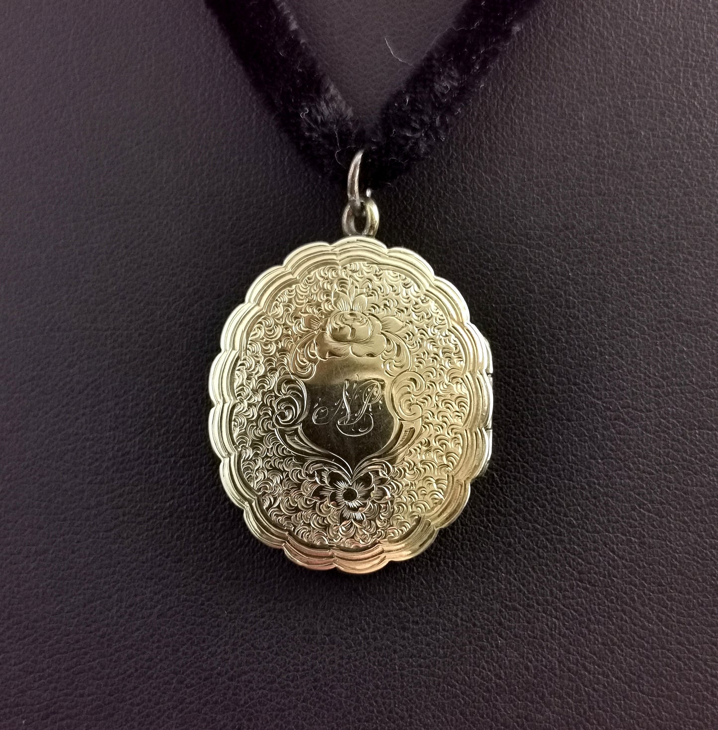 Victorian 9ct gold locket pendant, velvet choker necklace, 9ct gold front and back