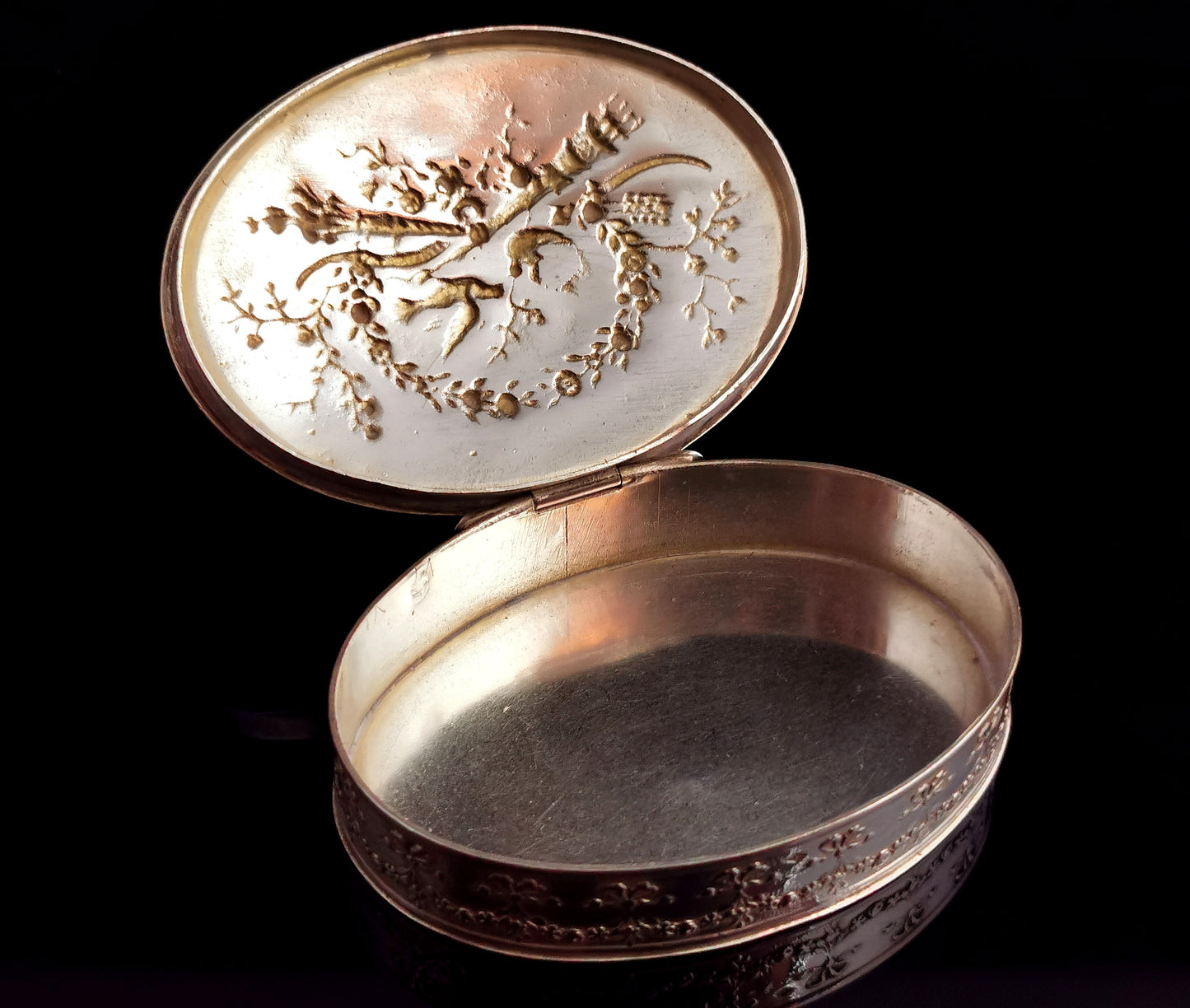 Antique French silver snuff box, peace doves