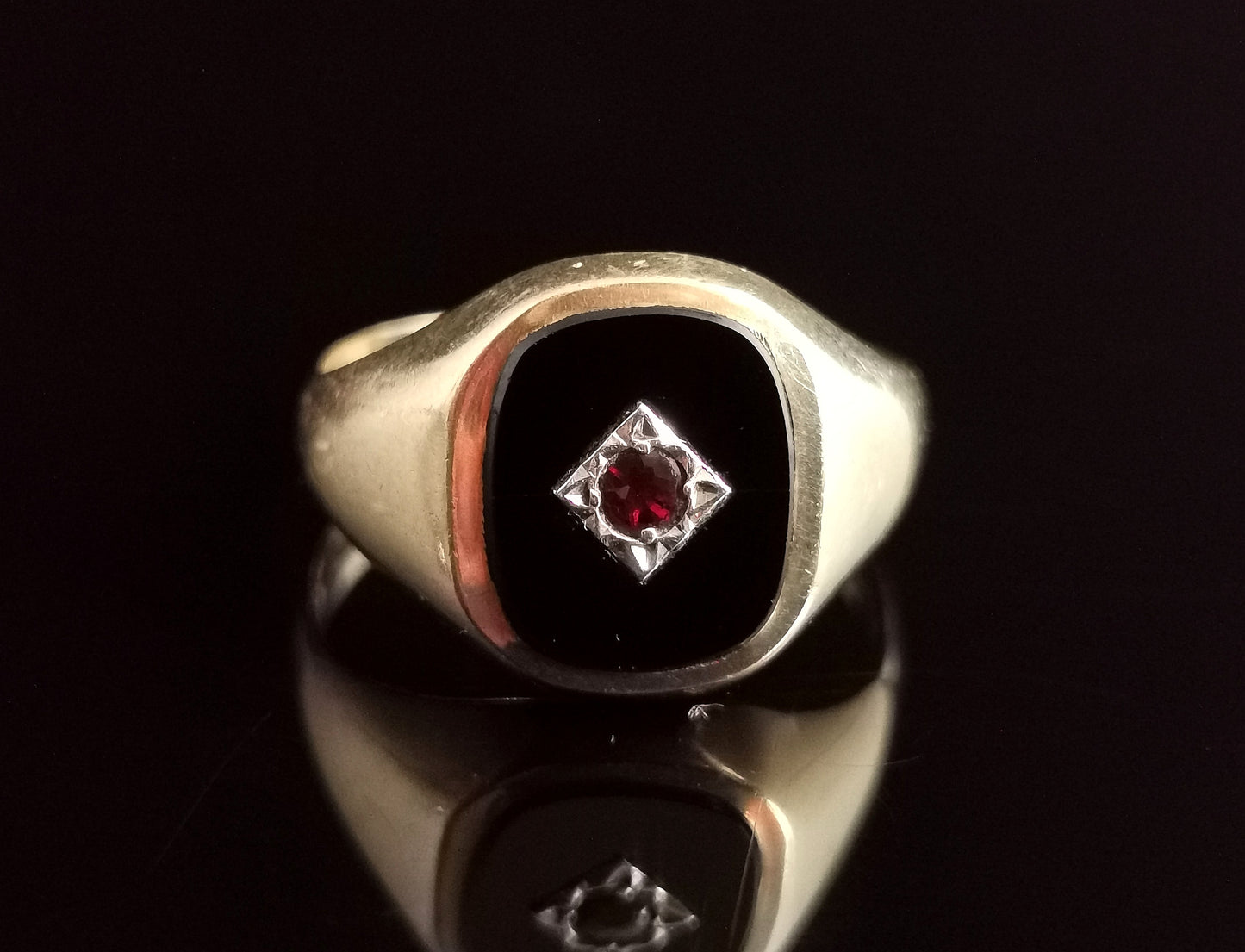 Vintage Onyx and Garnet signet ring, 9ct yellow gold