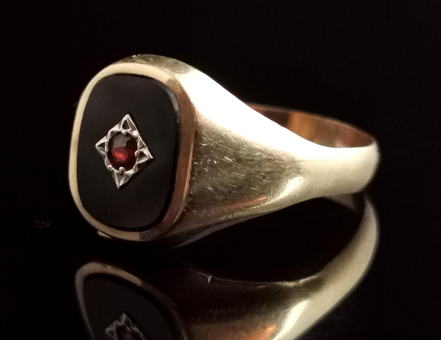 Vintage Onyx and Garnet signet ring, 9ct yellow gold