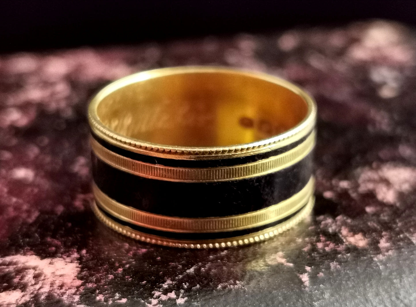 Antique Georgian mourning ring band, 18ct gold and Black enamel
