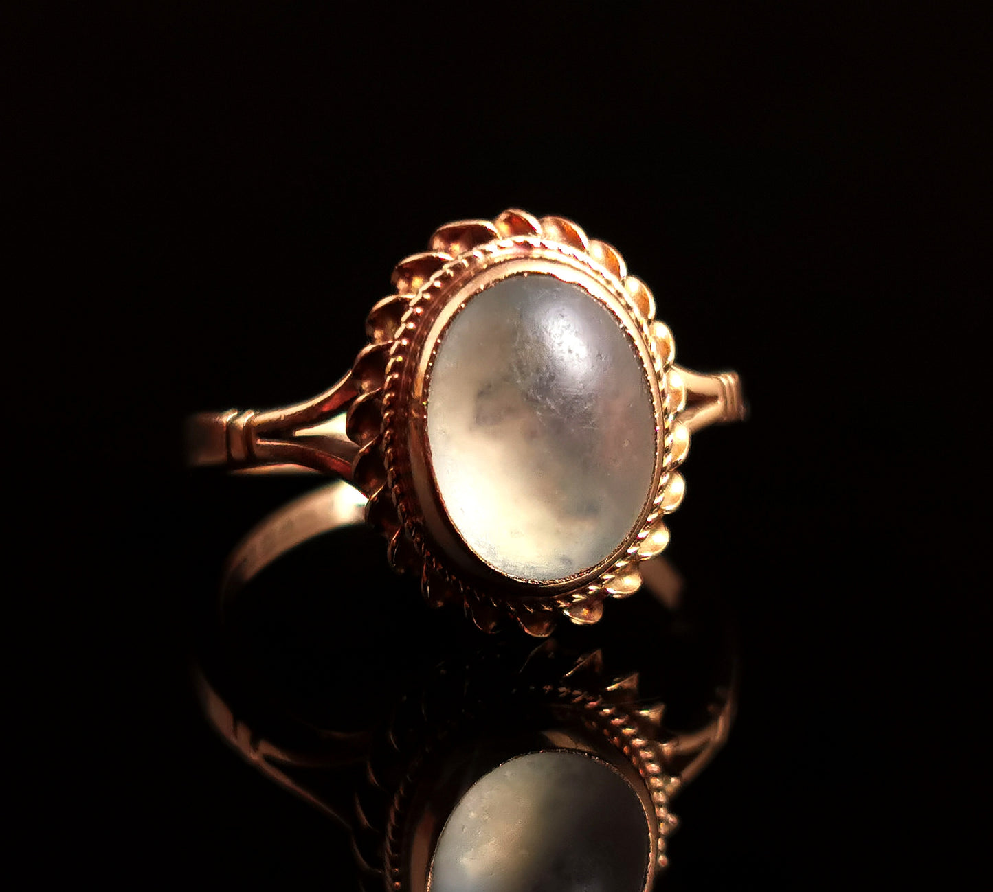 Vintage 9ct yellow gold Moonstone cabochon ring