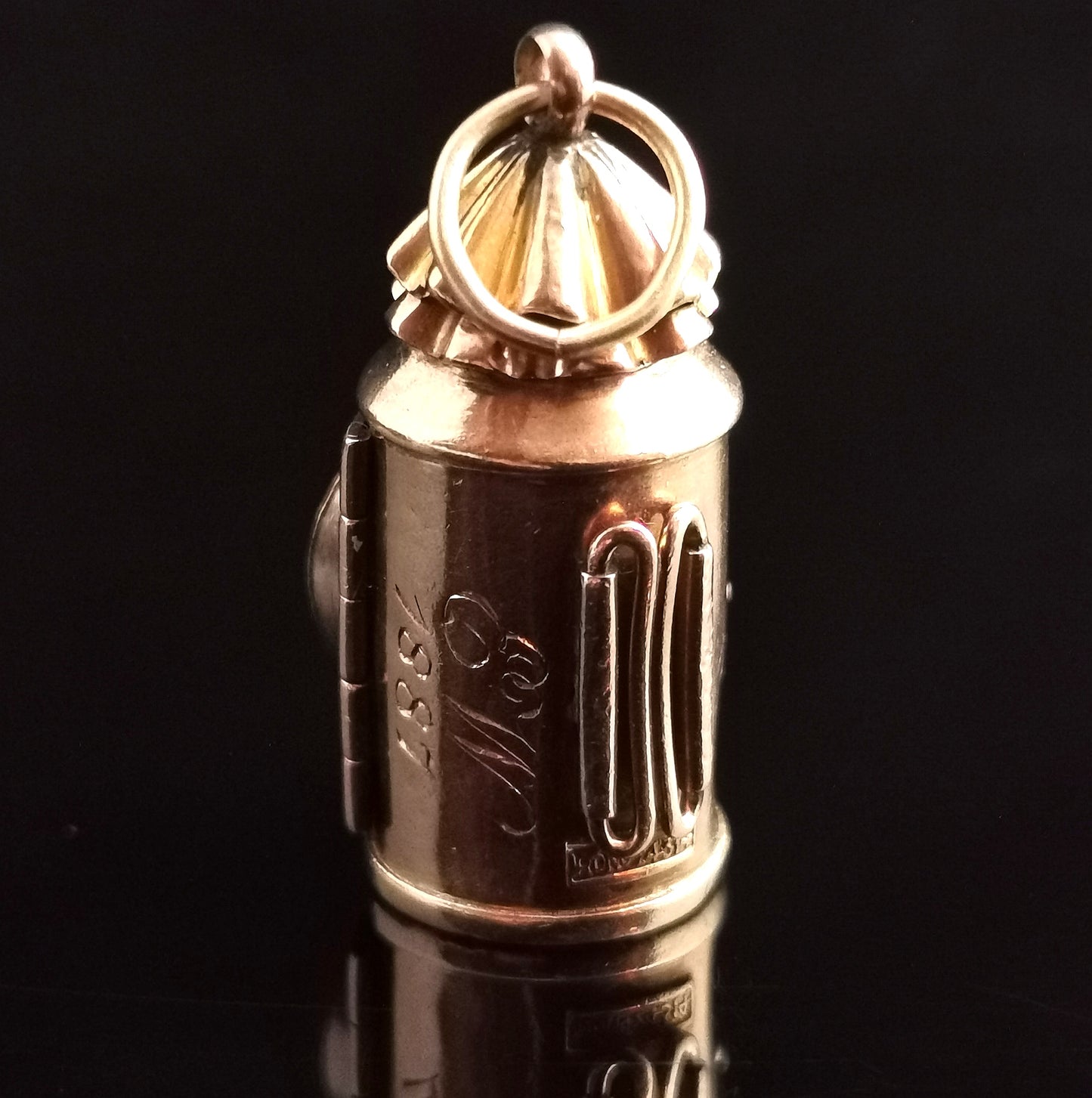 Victorian 9ct gold Railway lantern pendant, Carnelian
