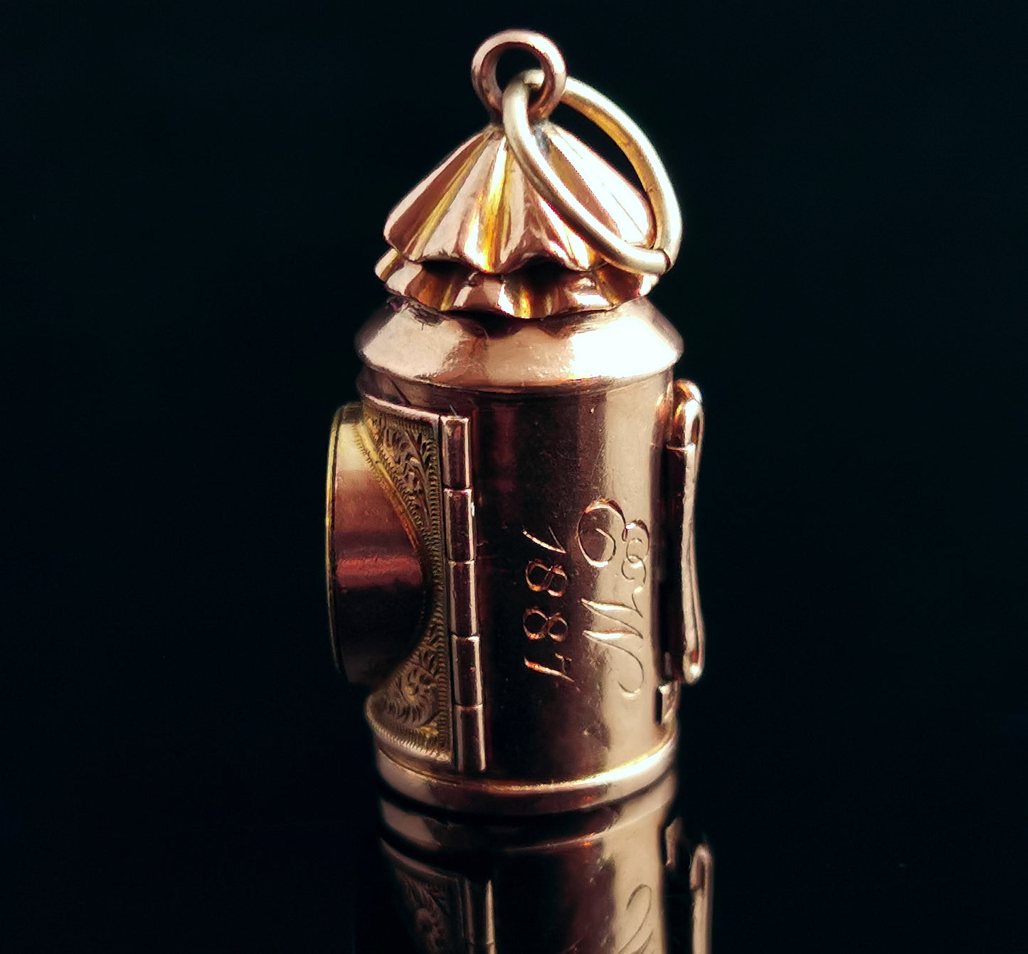 Victorian 9ct gold Railway lantern pendant, Carnelian