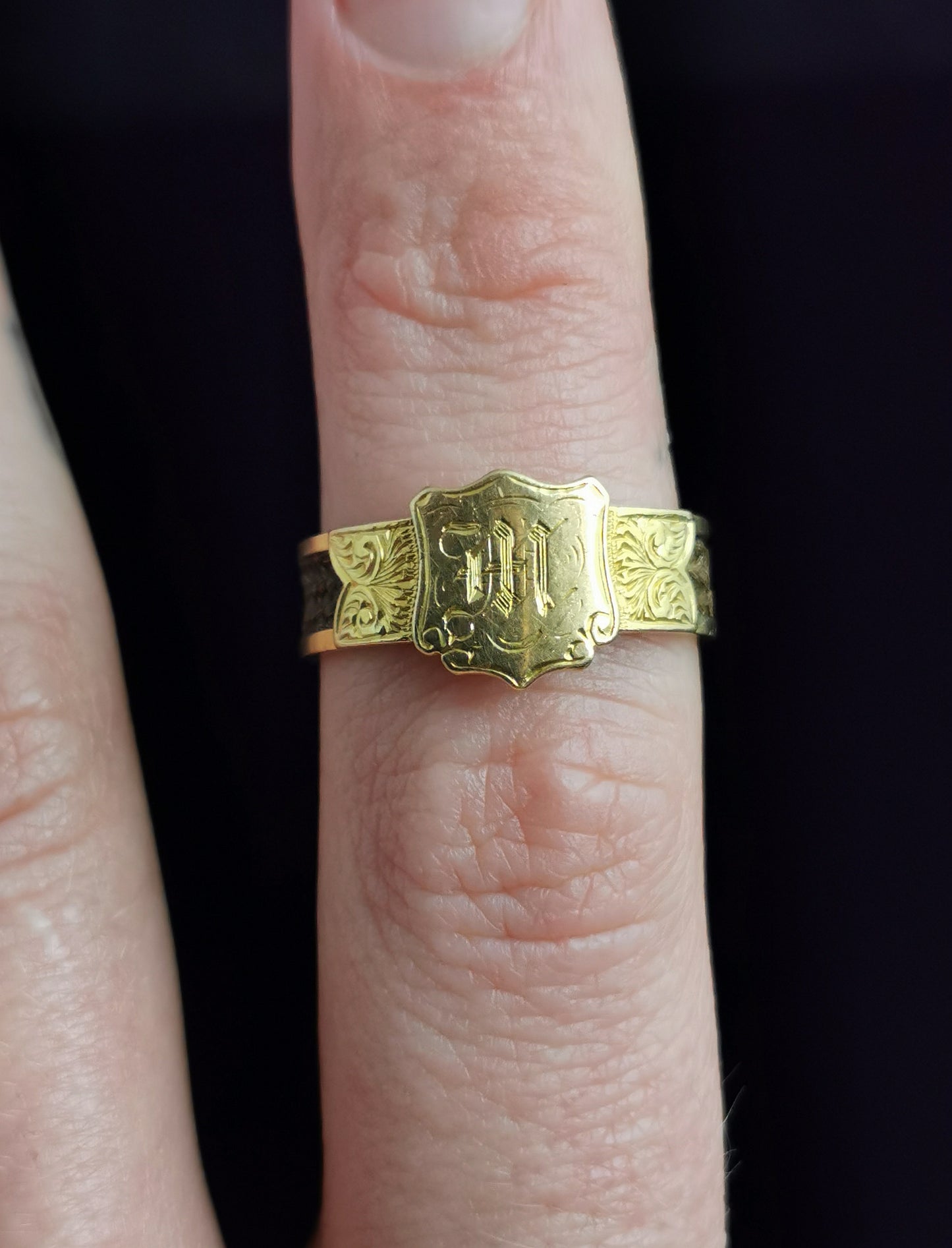 Antique Victorian mourning ring, 18ct gold, hairwork, Shield signet initial M