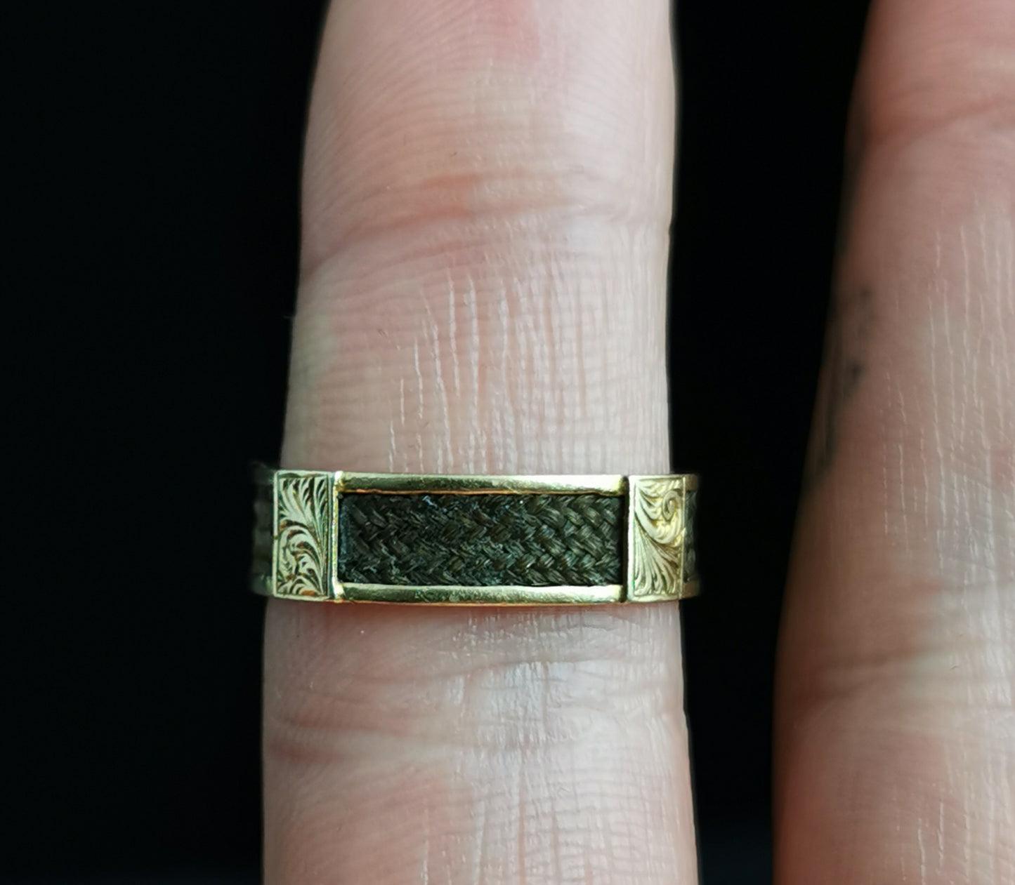 Antique Victorian mourning ring, 18ct gold, hairwork, Shield signet initial M