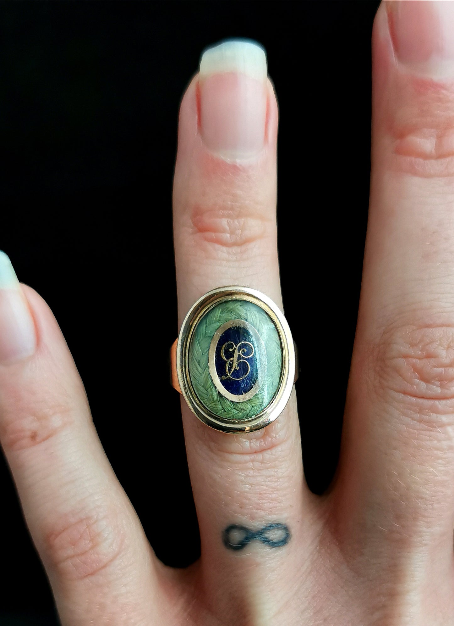 Antique Georgian mourning ring, 18ct gold, Blue enamel and Hairwork