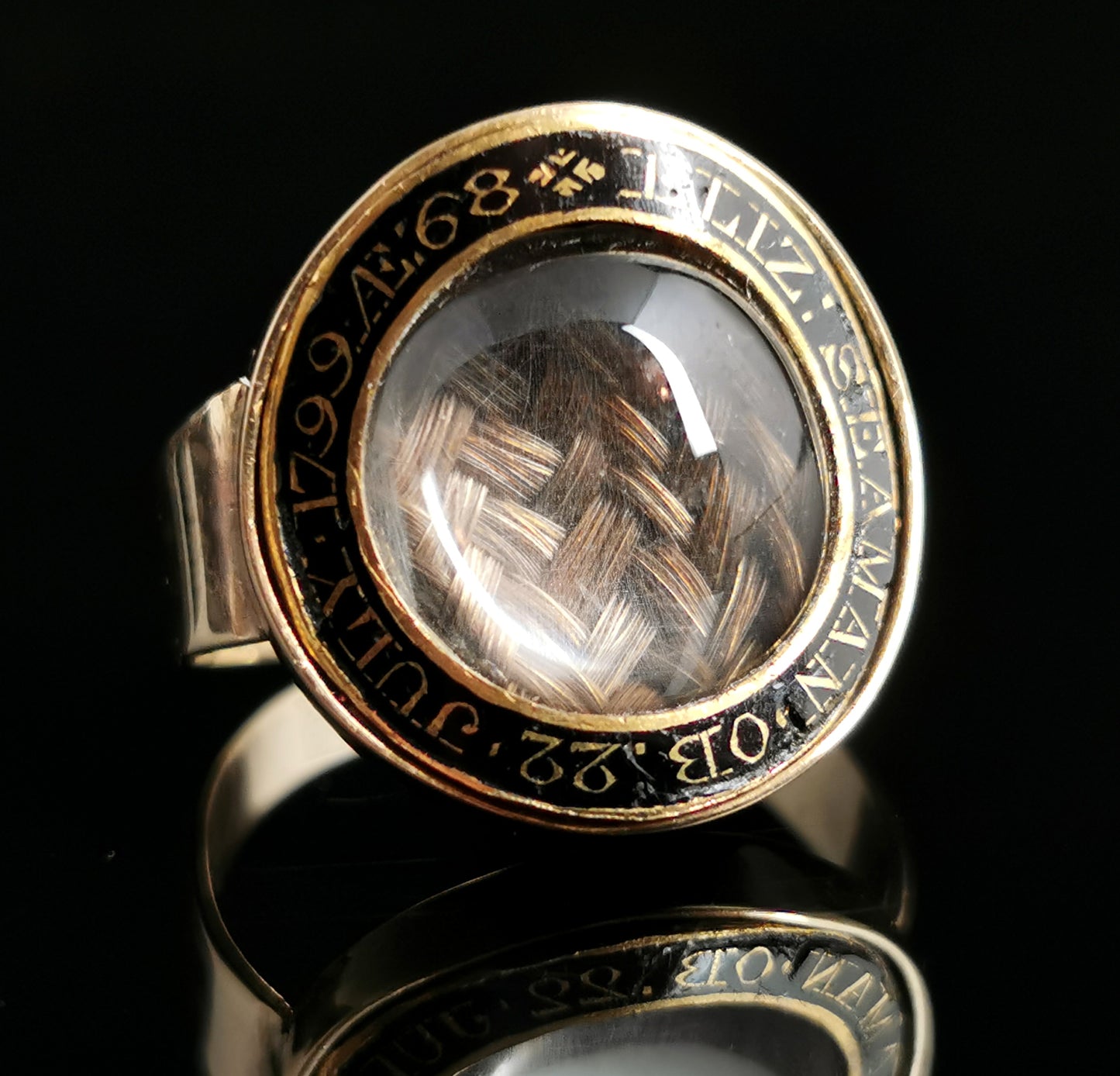 Antique Georgian mourning ring, 12ct gold, Black enamel and Hairwork
