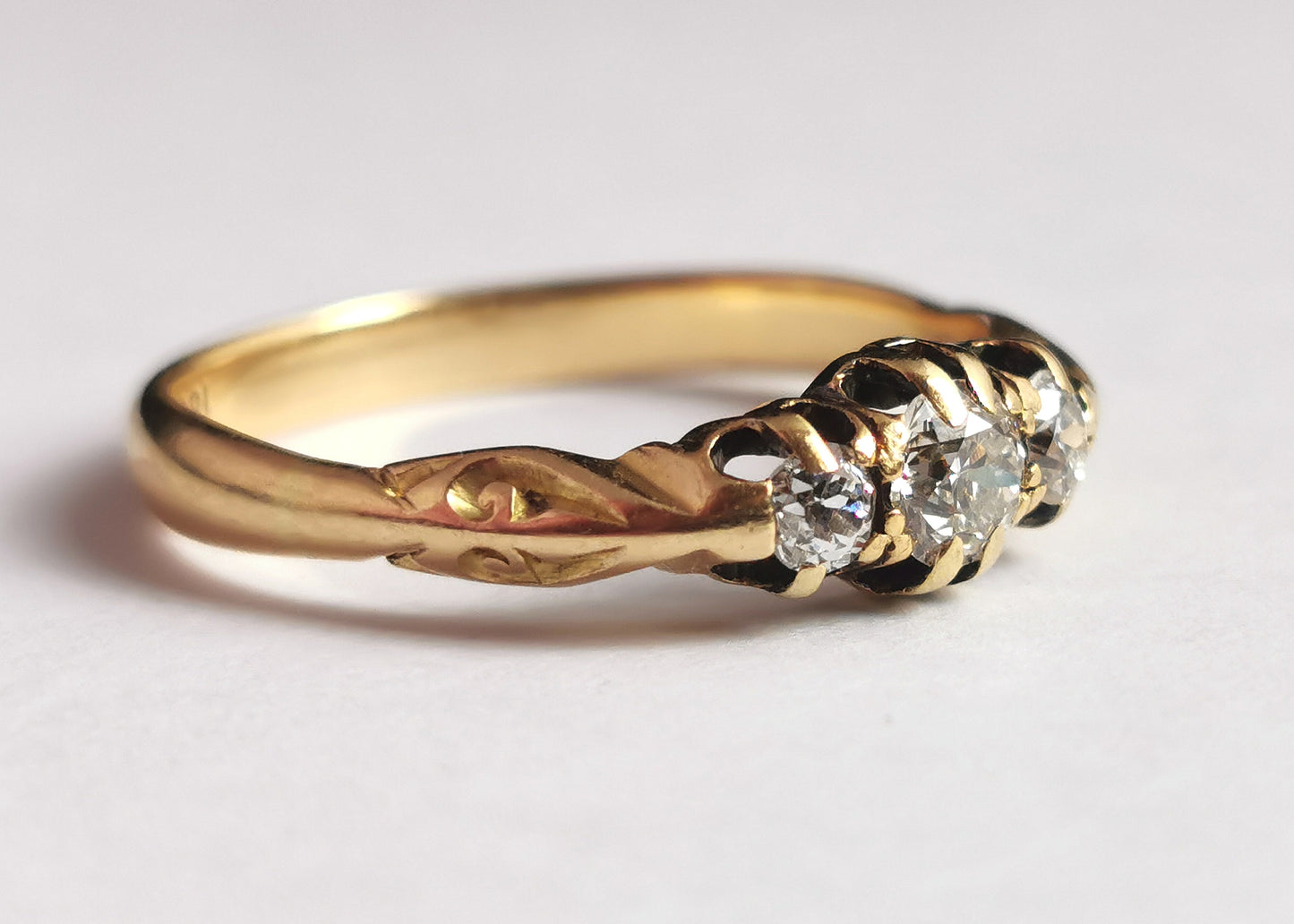 Antique Diamond three stone ring, 18ct gold