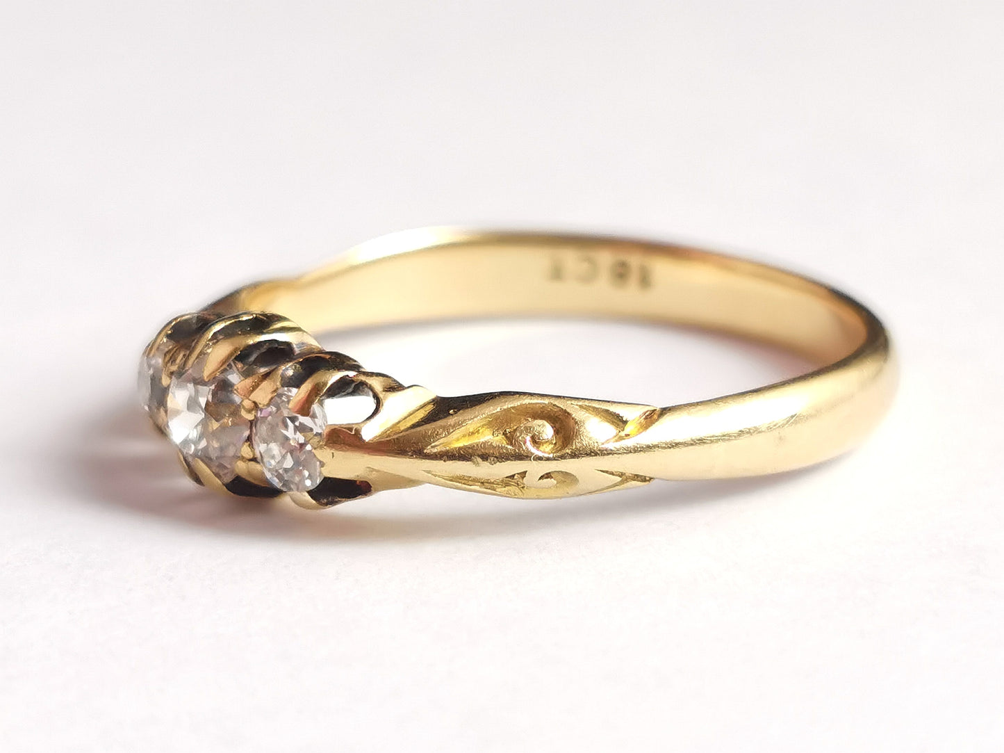 Antique Diamond three stone ring, 18ct gold