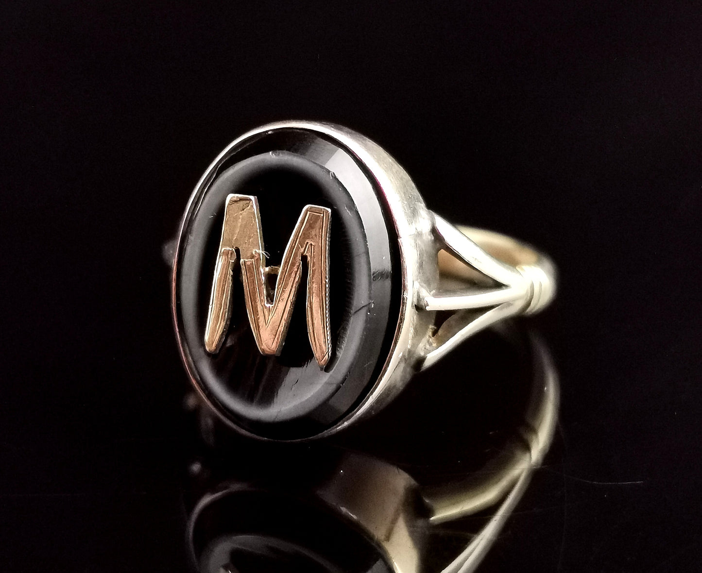 Victorian mourning ring, initial M, 9ct gold, Banded agate