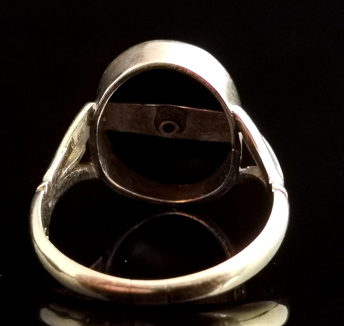 Victorian mourning ring, initial M, 9ct gold, Banded agate