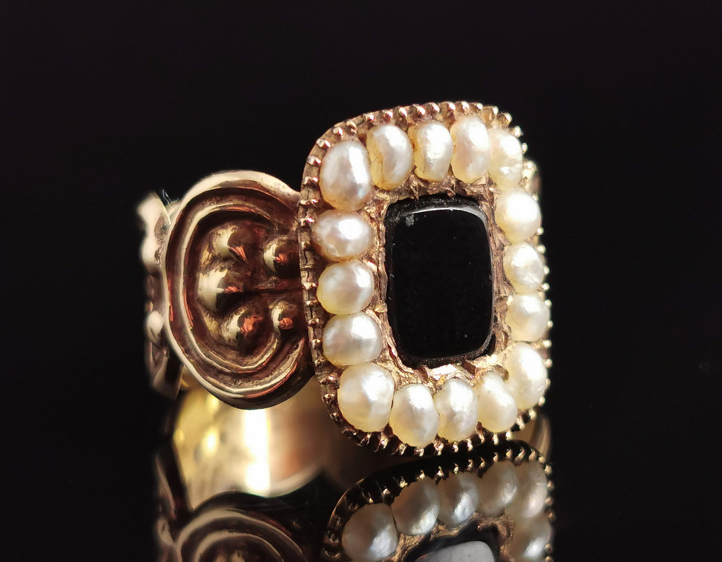 Antique Regency mourning ring, 18ct gold, Onyx and pearl