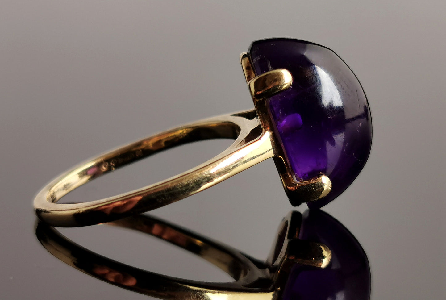 Vintage Amethyst cabochon cocktail ring, 9ct gold, 1970s