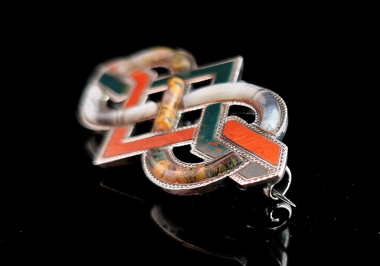 Victorian Scottish agate and Silver knot brooch